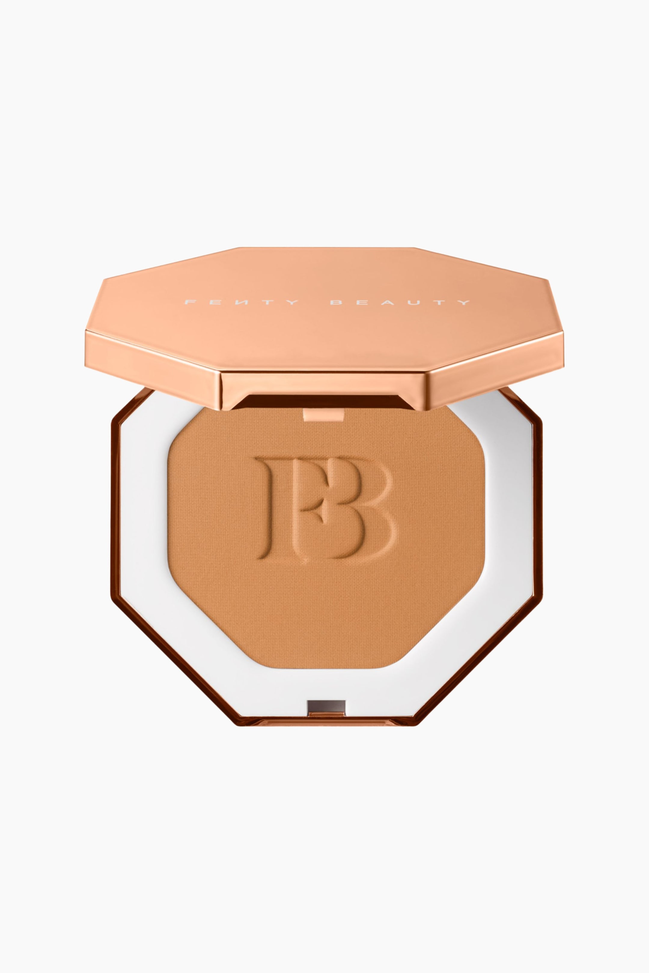 Visa större bild: Sun Stalk'r Instant Warmth Bronzer visas i en öppen, oktagonal roséguldfärgad kompakt med framsidan vänd framåt. Det matta, varma bruna pudret visar upp en präglad ”FB”-logotyp i mitten, inramad av en vit inre kant, medan det upphöjda locket presenterar varumärkesnamnet ”FENTY BEAUTY”.