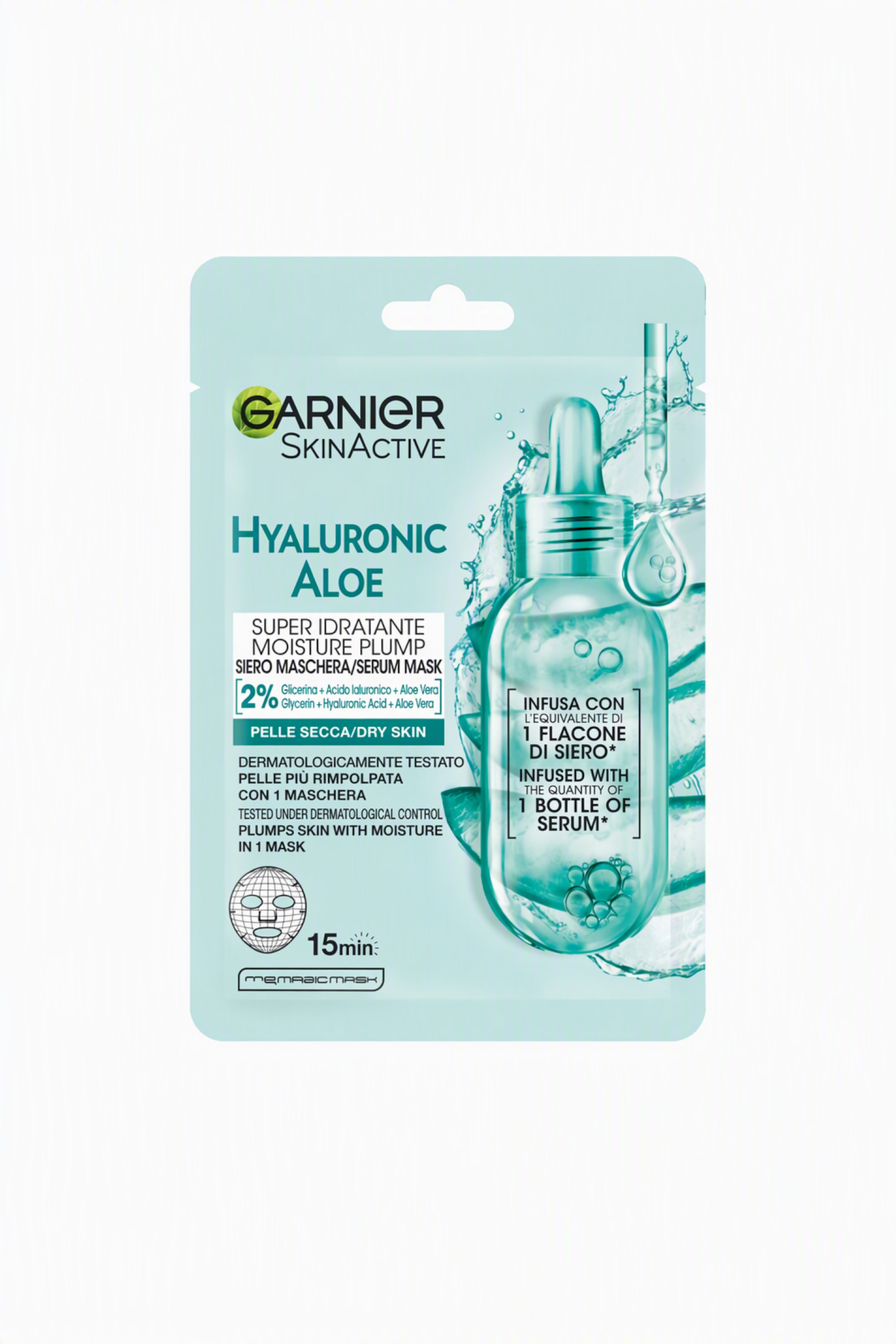 Se større billede: En frontvendt visning viser Garnier SkinActive Hyaluronic Aloe Serum Sheet Mask pakket i en lyseblå, rektangulær sachet med afrundede hjørner. Forsiden er med markant turkis tekst sammen med grafiske illustrationer af en glasflaske med serum og skåret aloe vera omgivet af sprøjtende vand.