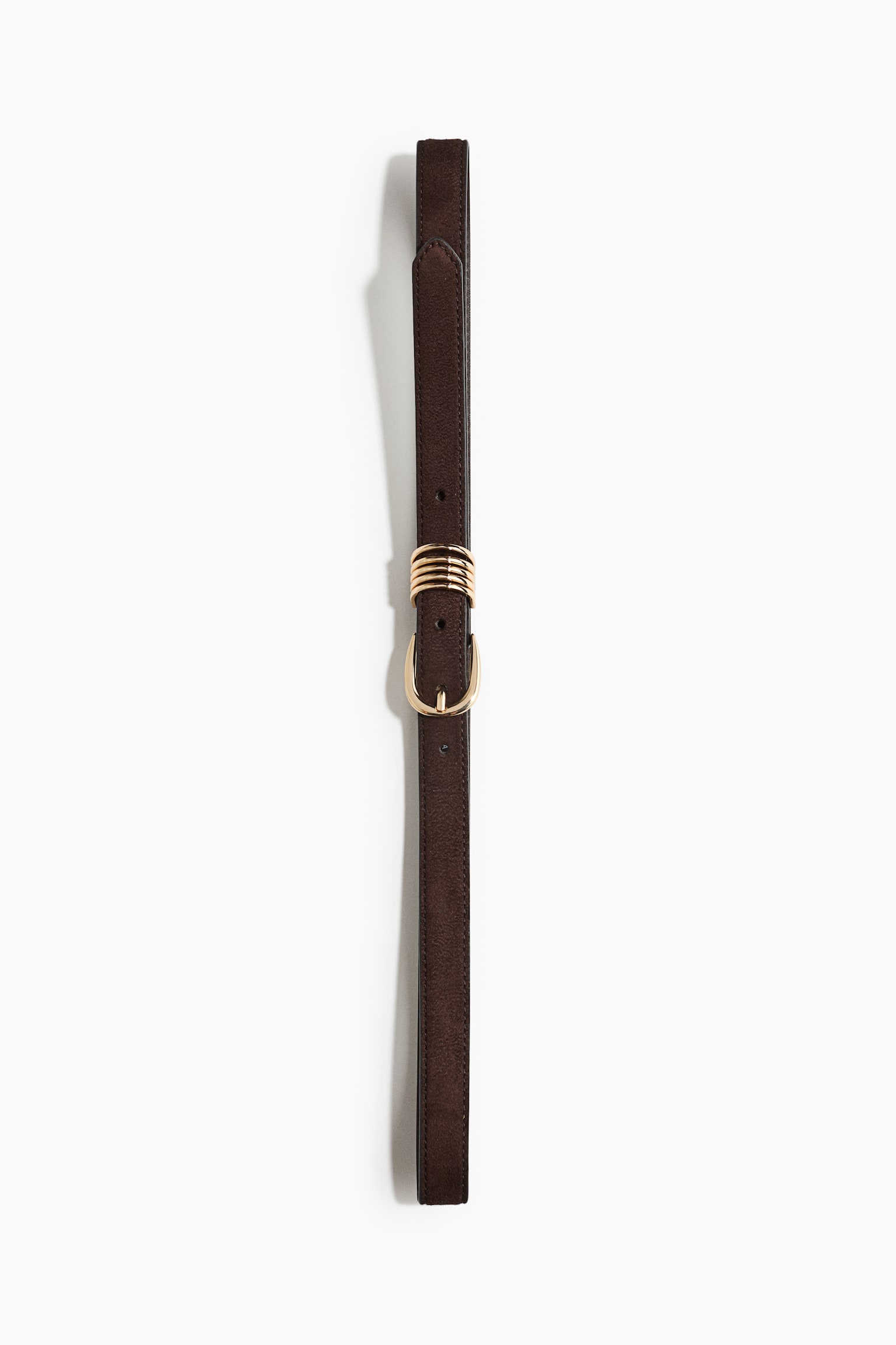 Une ceinture en tissu enduit marron foncÃ© est prÃ©sentÃ©e Ã  la verticale, montrant de face sa finition mate texturÃ©e. Elle est dotÃ©e d'une boucle ovale ton dorÃ© et de quatre passants mÃ©talliques dorÃ©s superposÃ©s.