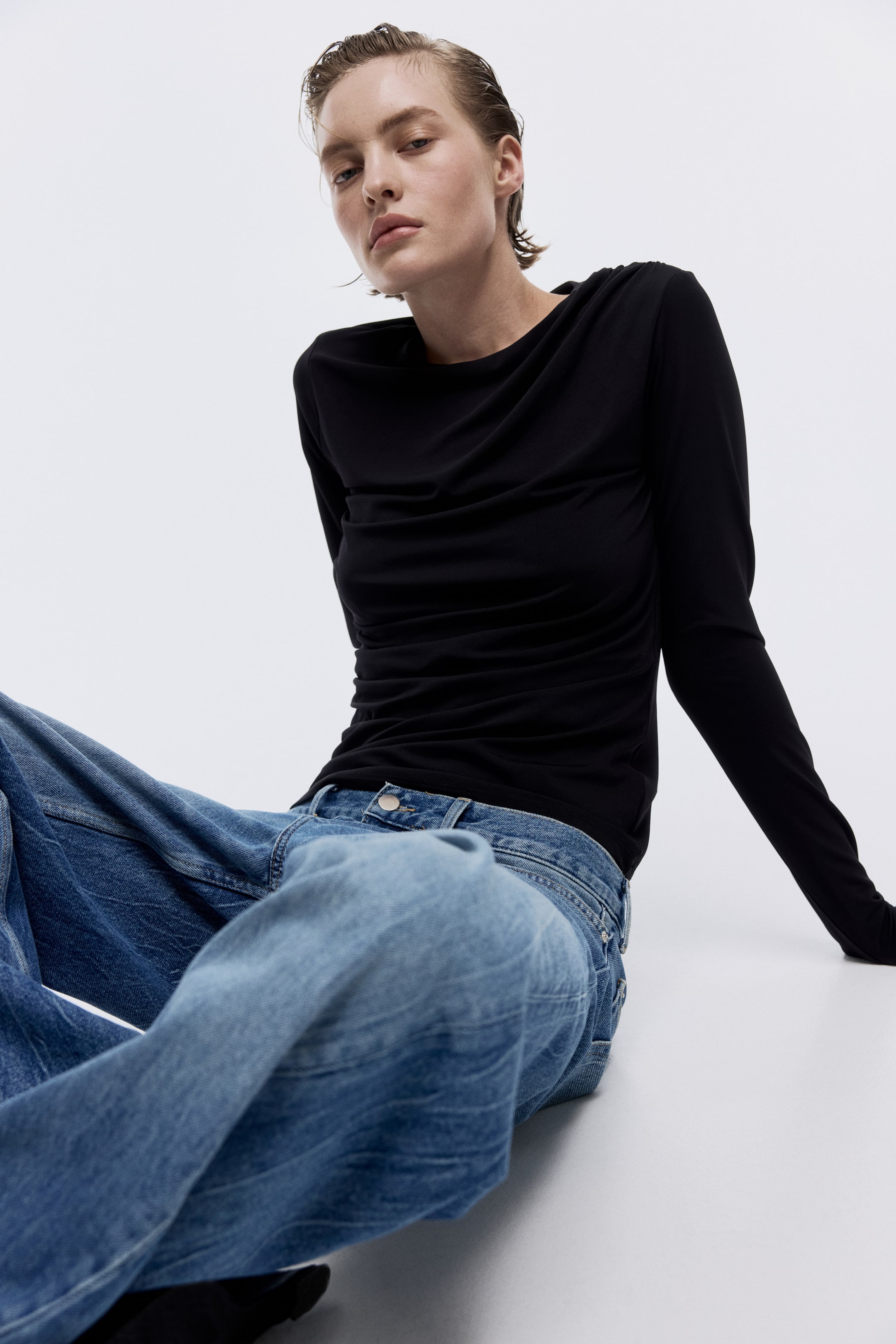 Näytä suurempi kuva: Poimutettu trikoopusero - Musta - NAISET | H&M FI 3