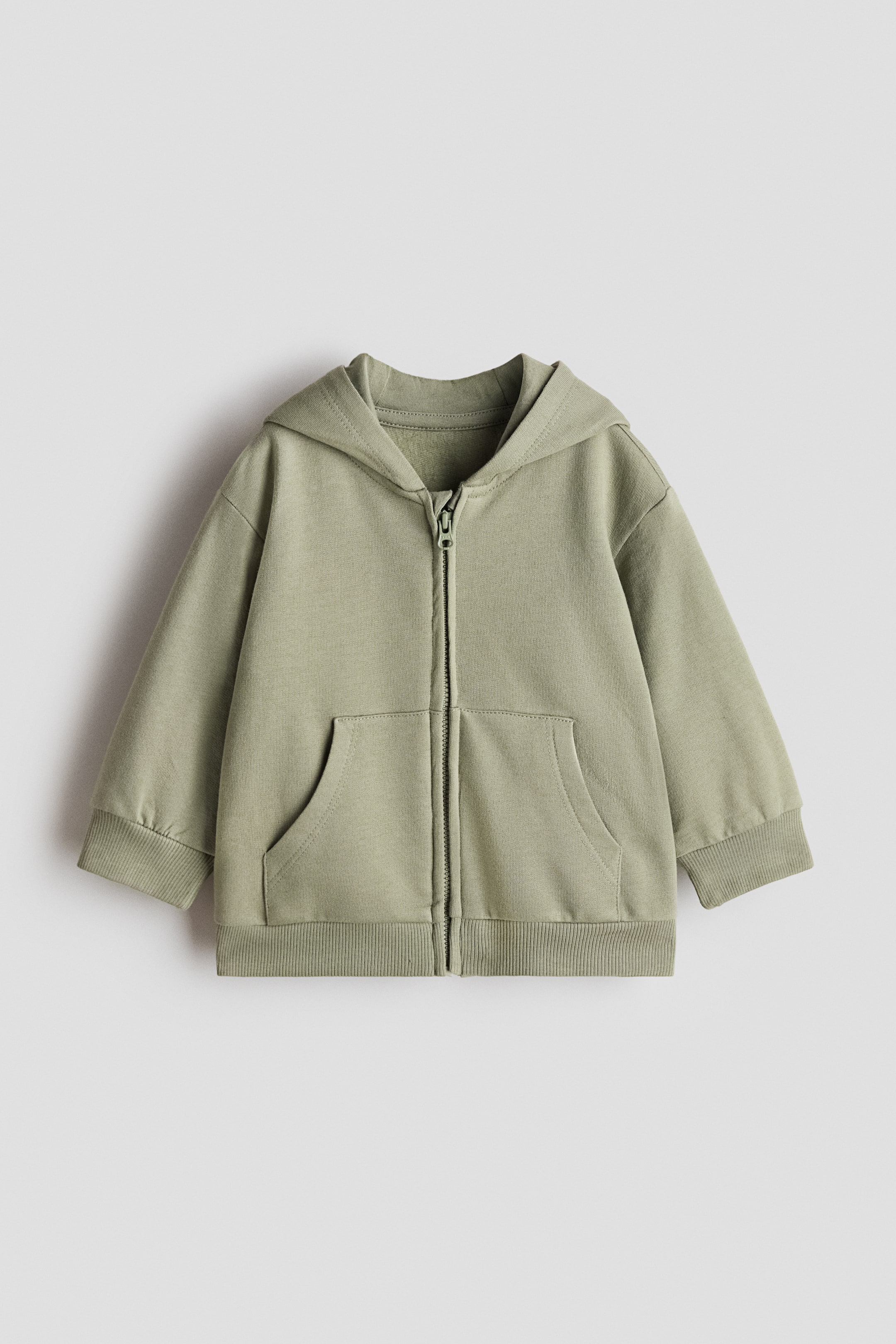 Grotere afbeelding bekijken: Een groene zip-through hoodie wordt frontaal gepresenteerd, met een gevoerde kap, een rits over de volledige lengte in het midden, verlaagde schoudernaden, twee voorzakken en geribde manchetten en zoom.
