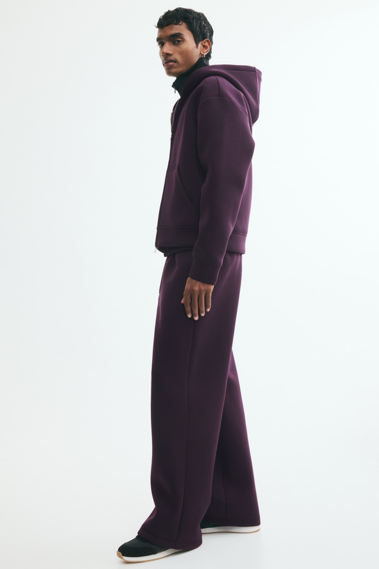 Мужские брюки H&M Relaxed-Fit Scuba, цвет: Тёмный фиолетовый — фото 4