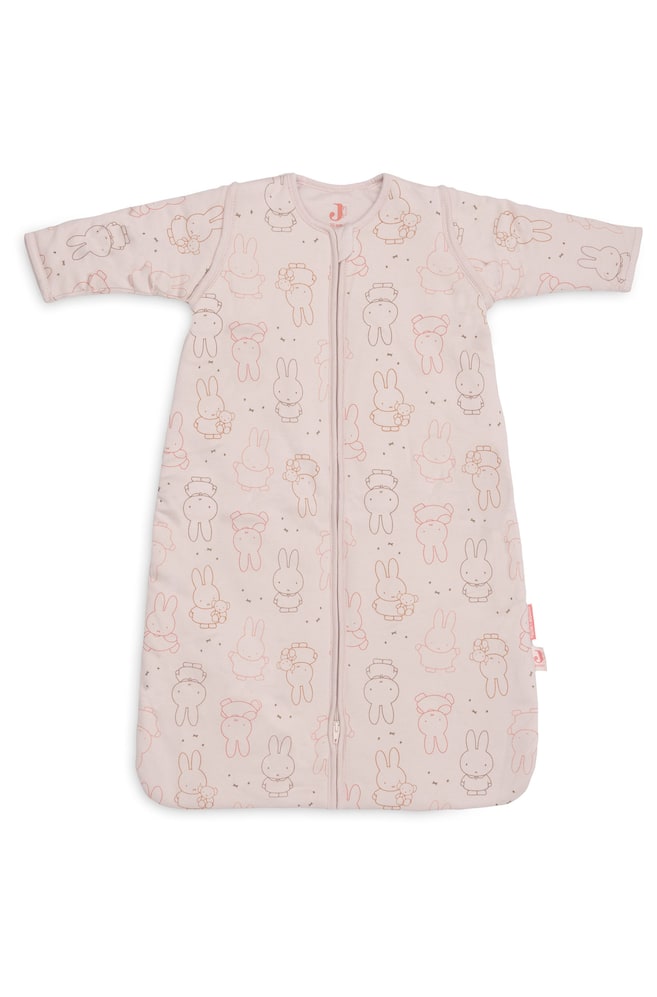 Une gigoteuse pour bébé rose clair à manches longues est posée à plat, dotée dâune fermeture éclair frontale sur toute la longueur allant de lâencolure ronde jusquâau bas fermé. Elle est ornée dâun motif intégral de personnages de lapins de dessin animé dessinés en contour, dans différentes poses. - 1