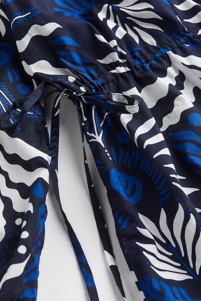 Robe en coton avec détail à nouer - Bleu marine/motif/Vert/palmiers/Noir/motif - 3