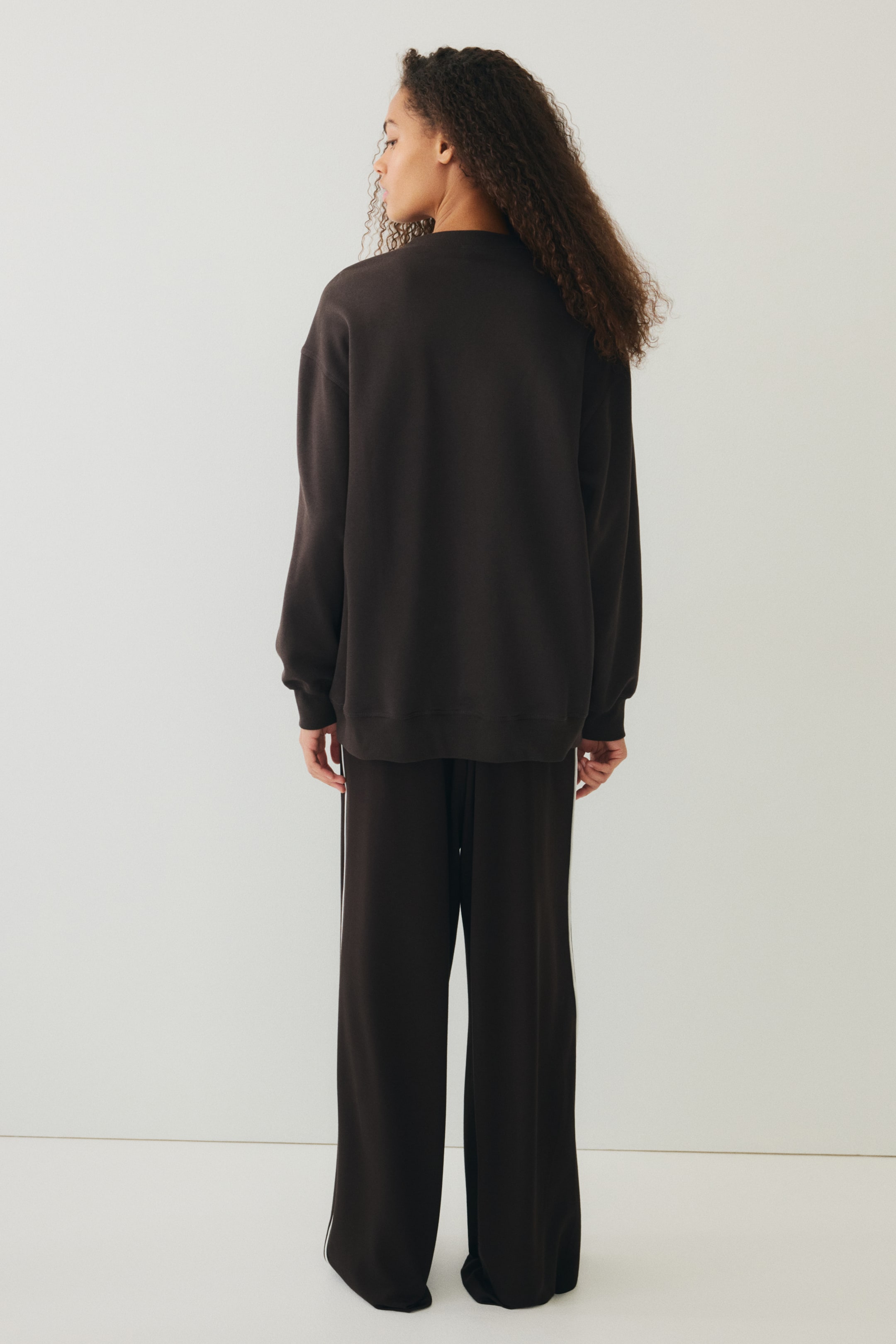 View larger image: Oversized sweatshirt - Dark brown - Ladies | H&M IN 3