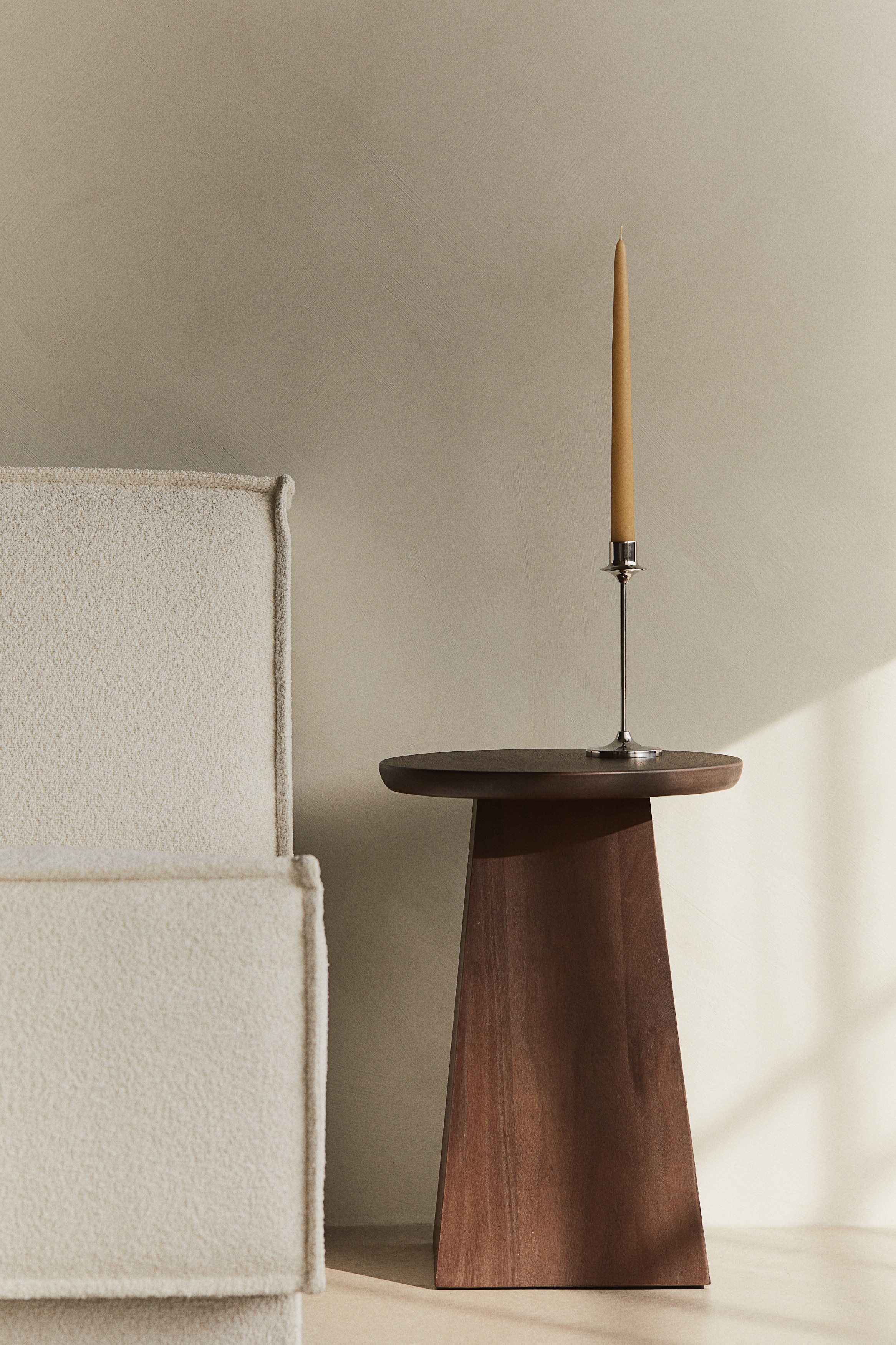 Litet sidobord i trä - Mörkbrun