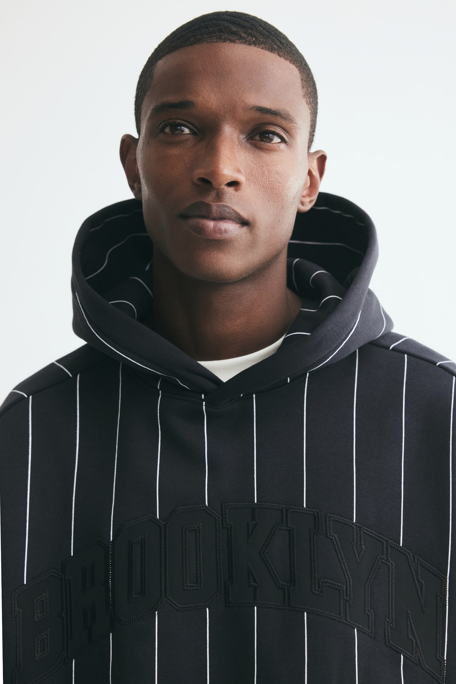 Мужское худи H&M Oversized with Motif, цвет: Чёрный — фото 4