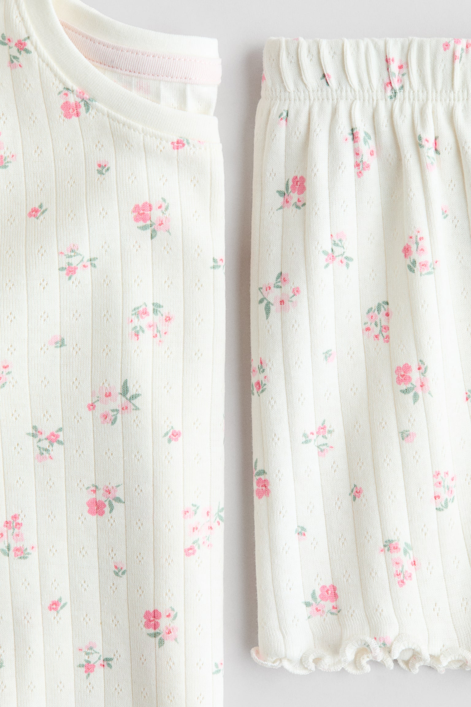 פיג'מה עם הדפס - קרם/פרחוני - 2