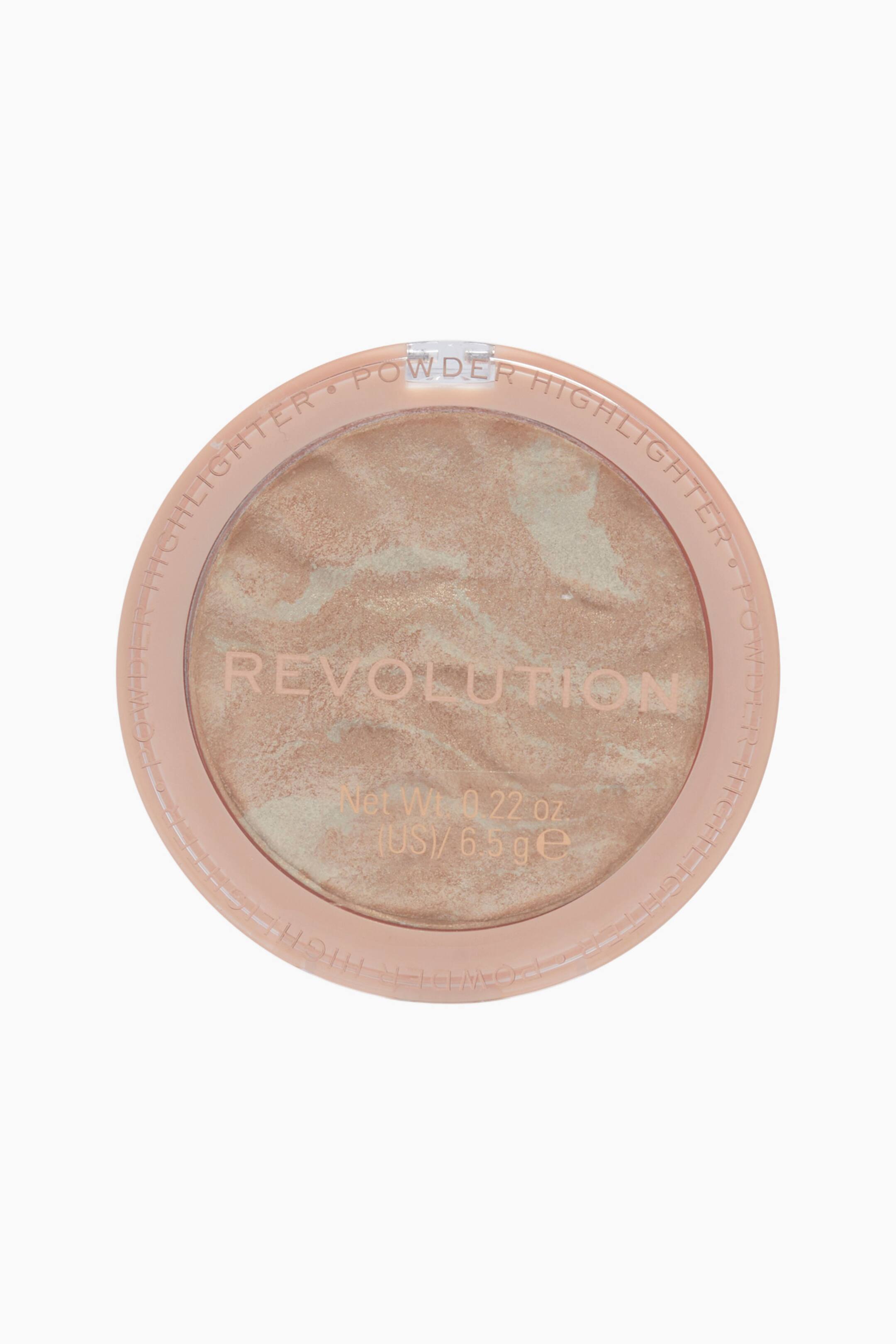 Größeres Bild ansehen: Ein runder Kompakt-Puder-Highlighter ist direkt nach vorne ausgerichtet und zeigt ein marmoriertes Champagner- und Goldpuder mit strukturierter Oberfläche. Der transparente Deckel trägt mittig den Markennamen „REVOLUTION“, umgeben von einem pfirsichfarbenen Rand mit geprägter Beschriftung.
