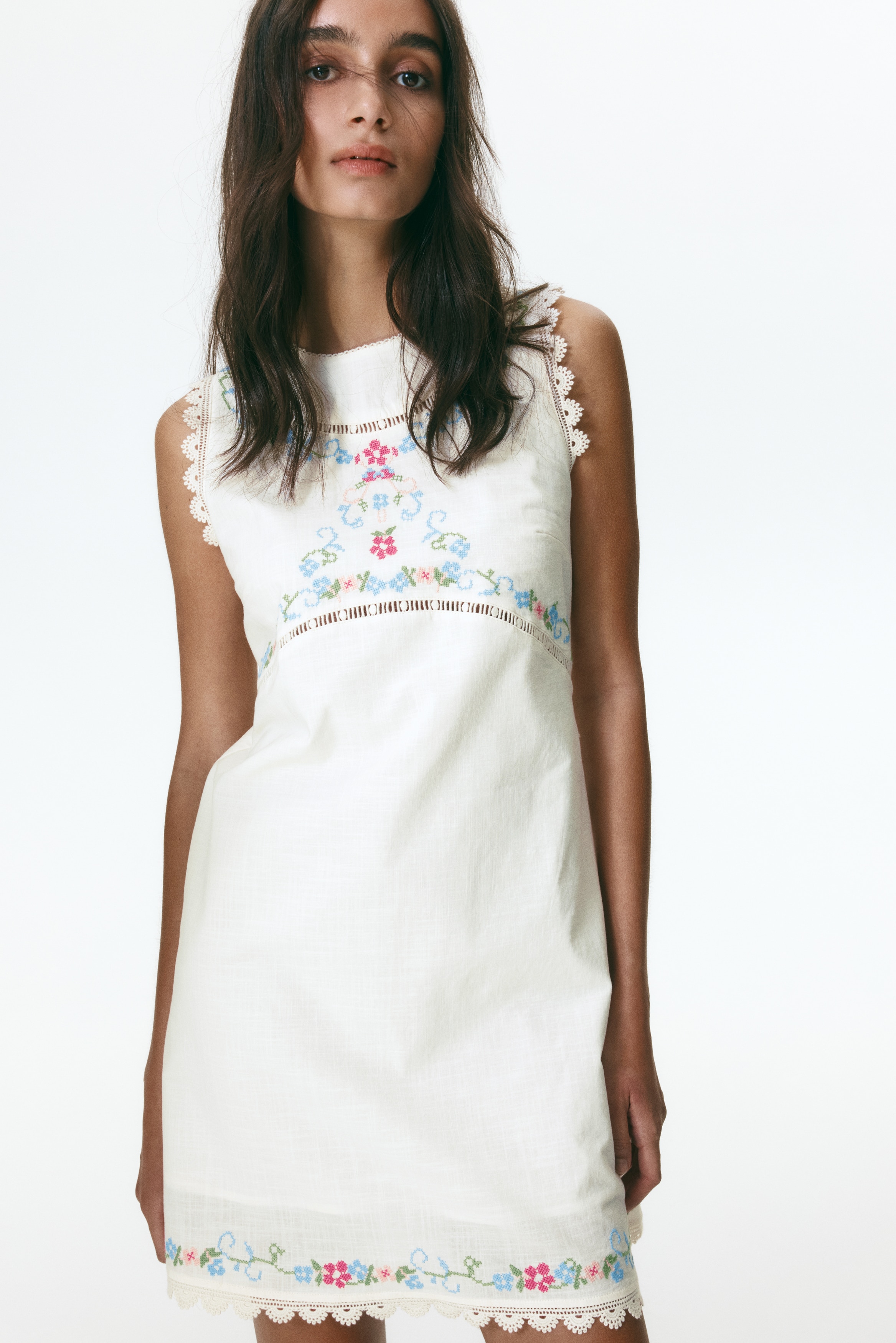 Vestido bordado com costas abertasModelo
