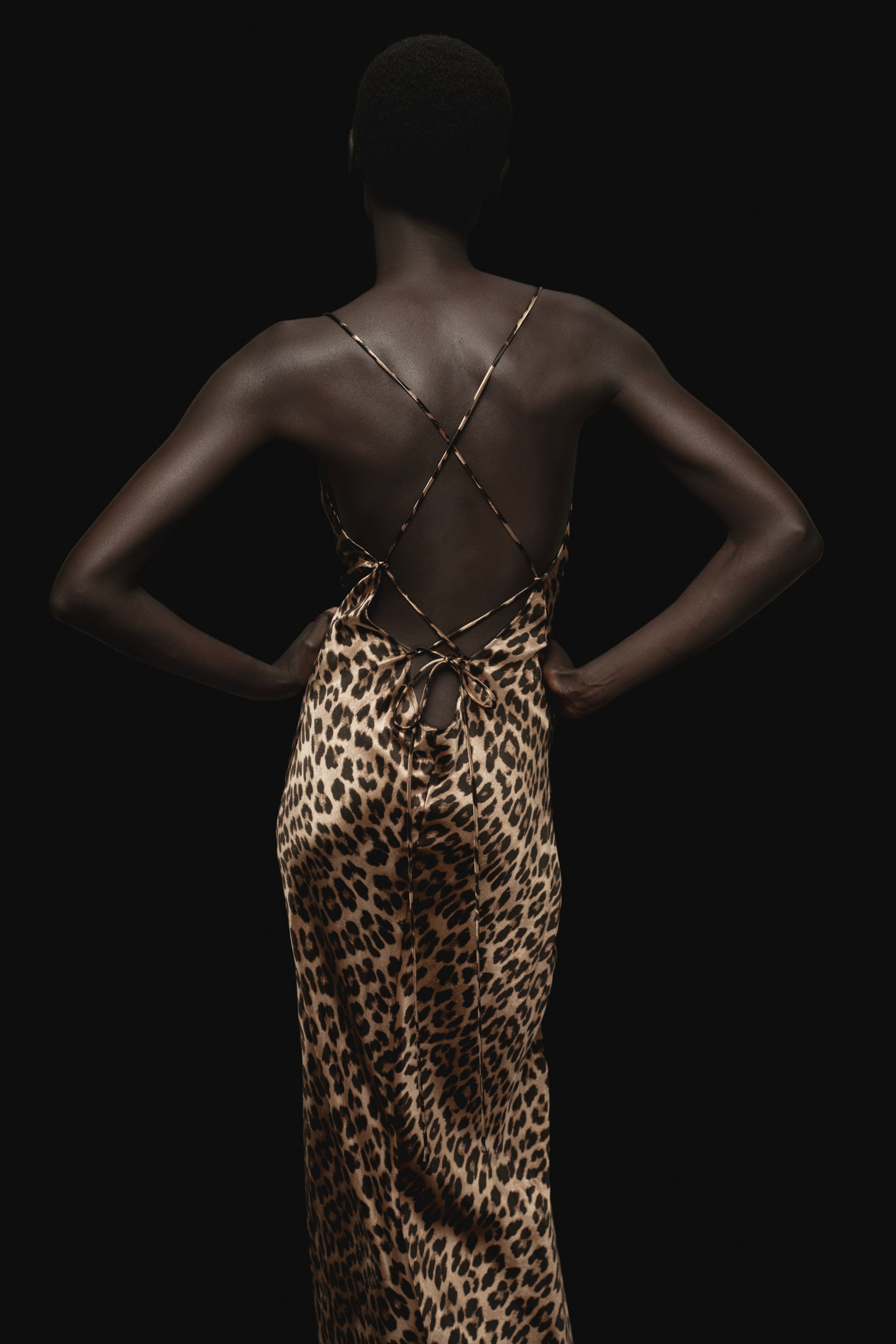 Visa större bild: Satinklänning med smala axelband - Beige/Leopardmönstrad - DAM | H&M SE 4