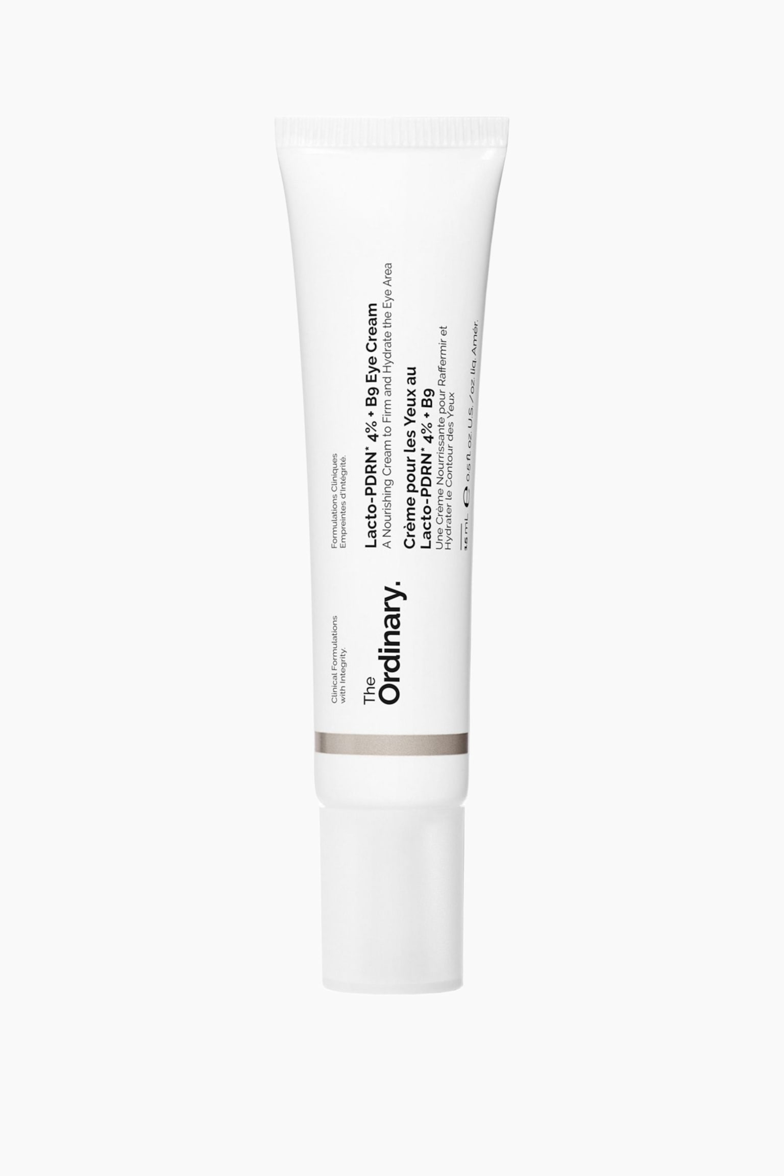 En hvid squeeze-tube med The Ordinary Lacto-PDRN 4% + B9 Eye Cream stÃ¥r lodret og viser sin frontvendte etiket med sort tekst. Tuben har en krÃ¸llet topforsegling, en tynd metallisk sÃ¸lvkant nÃ¦r bunden og en glat, hvid cylindrisk hÃ¦tte.