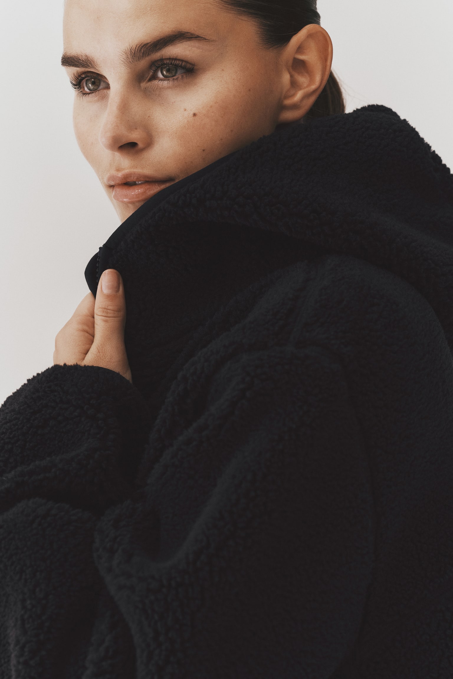 Женская куртка H&M Move Loose-Fit Hooded Teddy Fleece Activewear, цвет: Чёрный — фото 3
