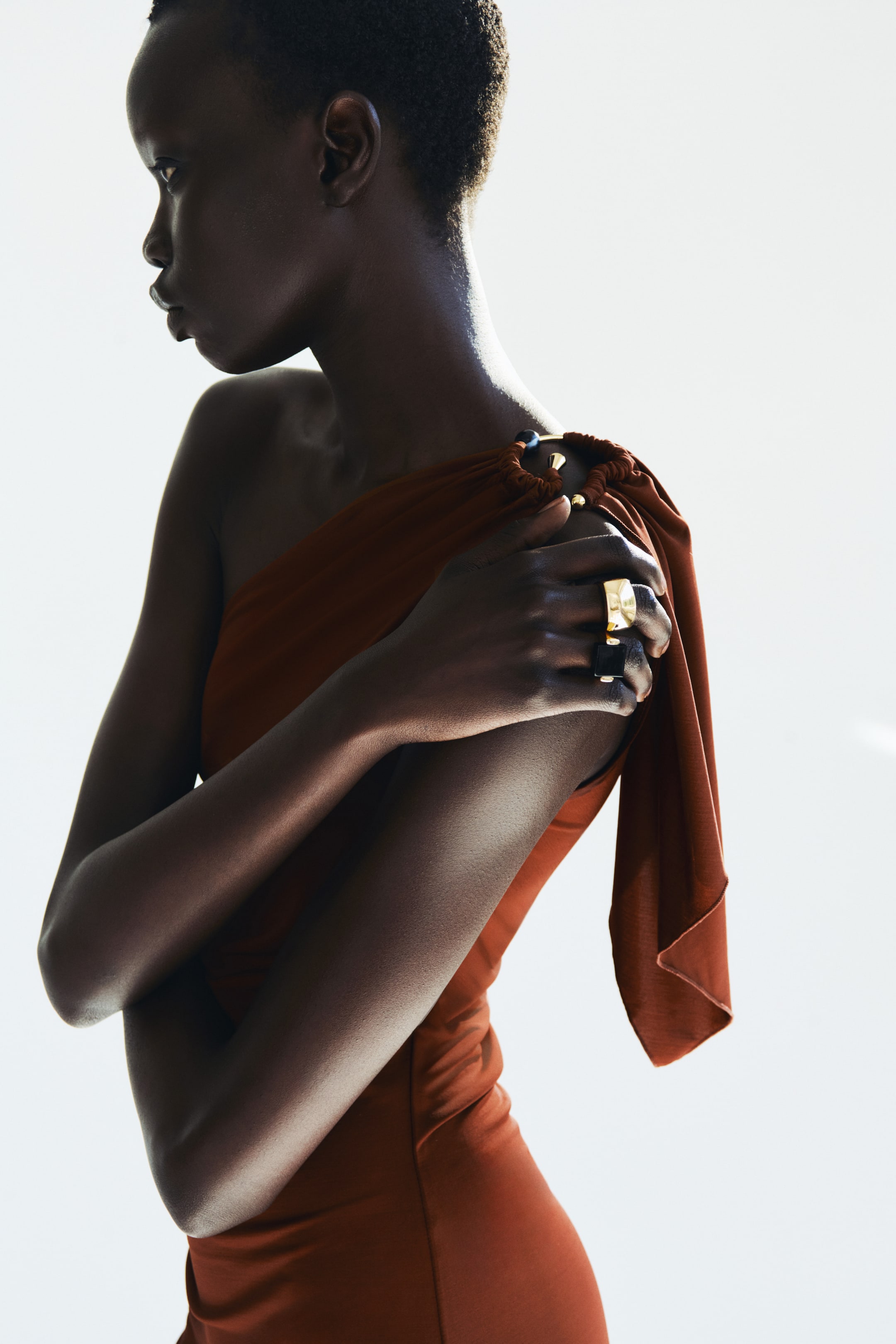 Robe asymétrique avec panneau drapé