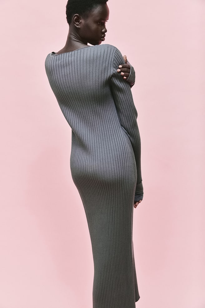 Ribbestrikket kjole i silkemiks - Mørk grå - 6