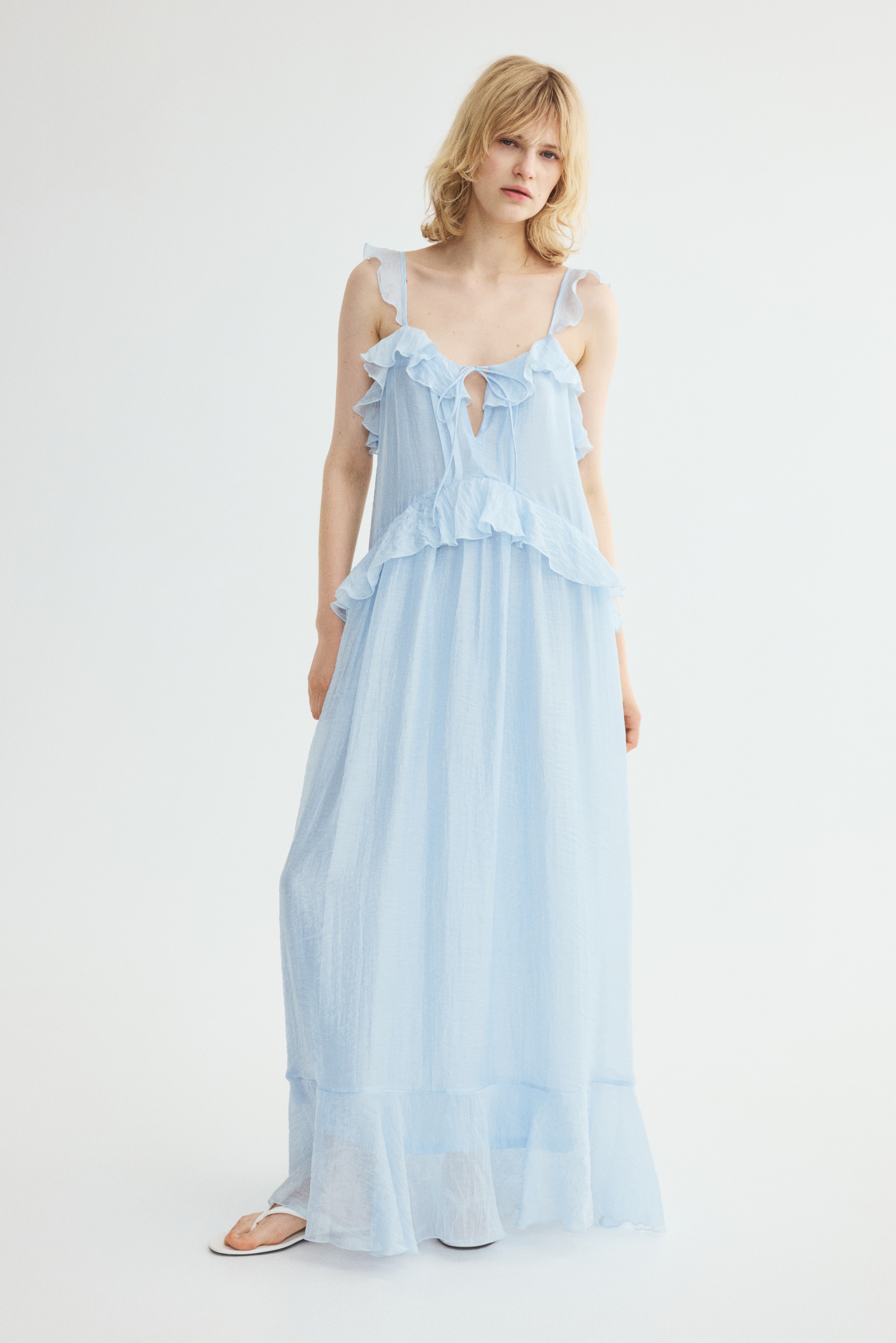 Vestido com folhos e atilhos - Azul claro