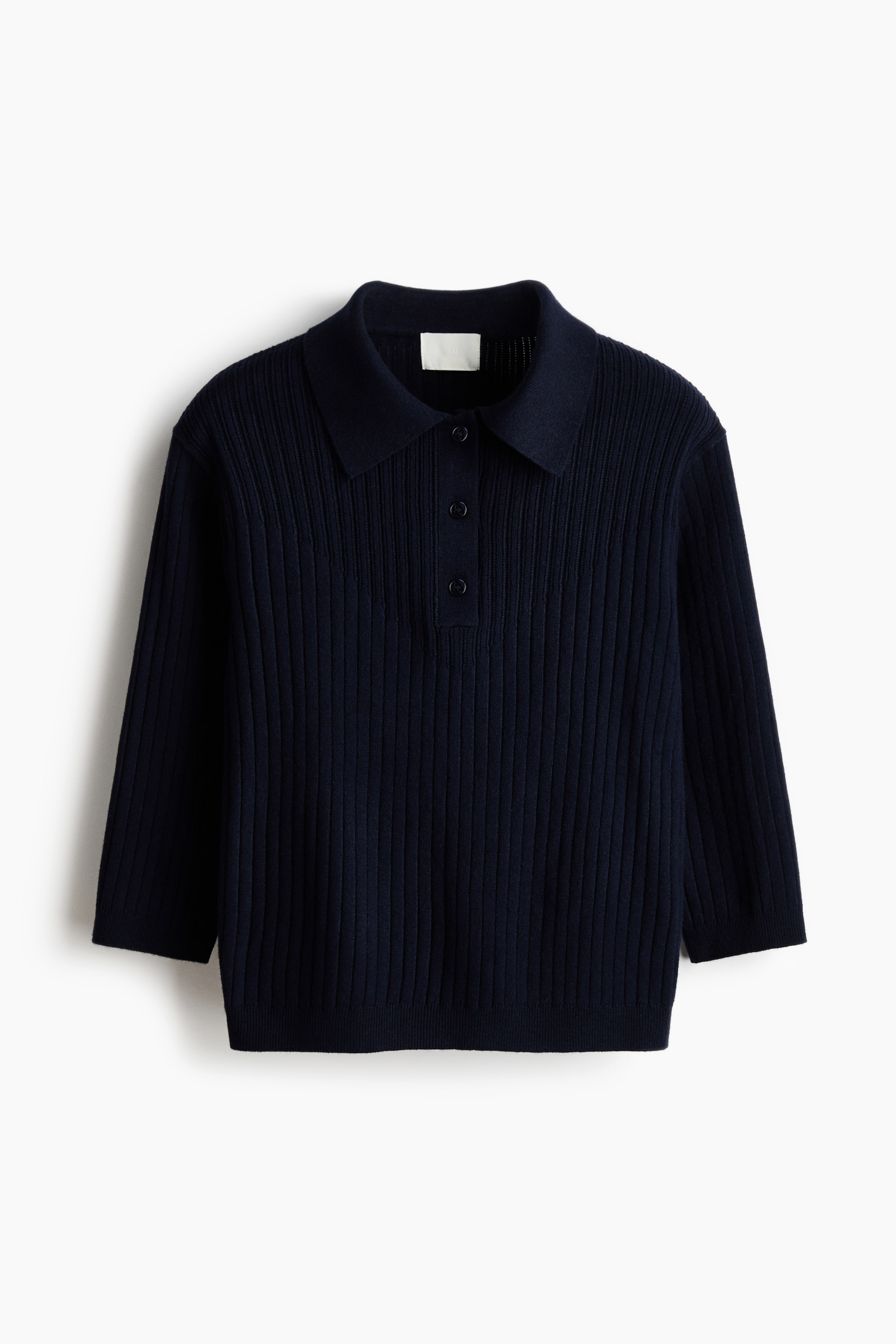 Ver imagem maior: Uma camisola polo de malha canelada azul marinho é apresentada como FRENTE, com uma gola polo clássica e uma carcela de três botões. É concebida com mangas a três quartos, punhos canelados e uma bainha canelada.