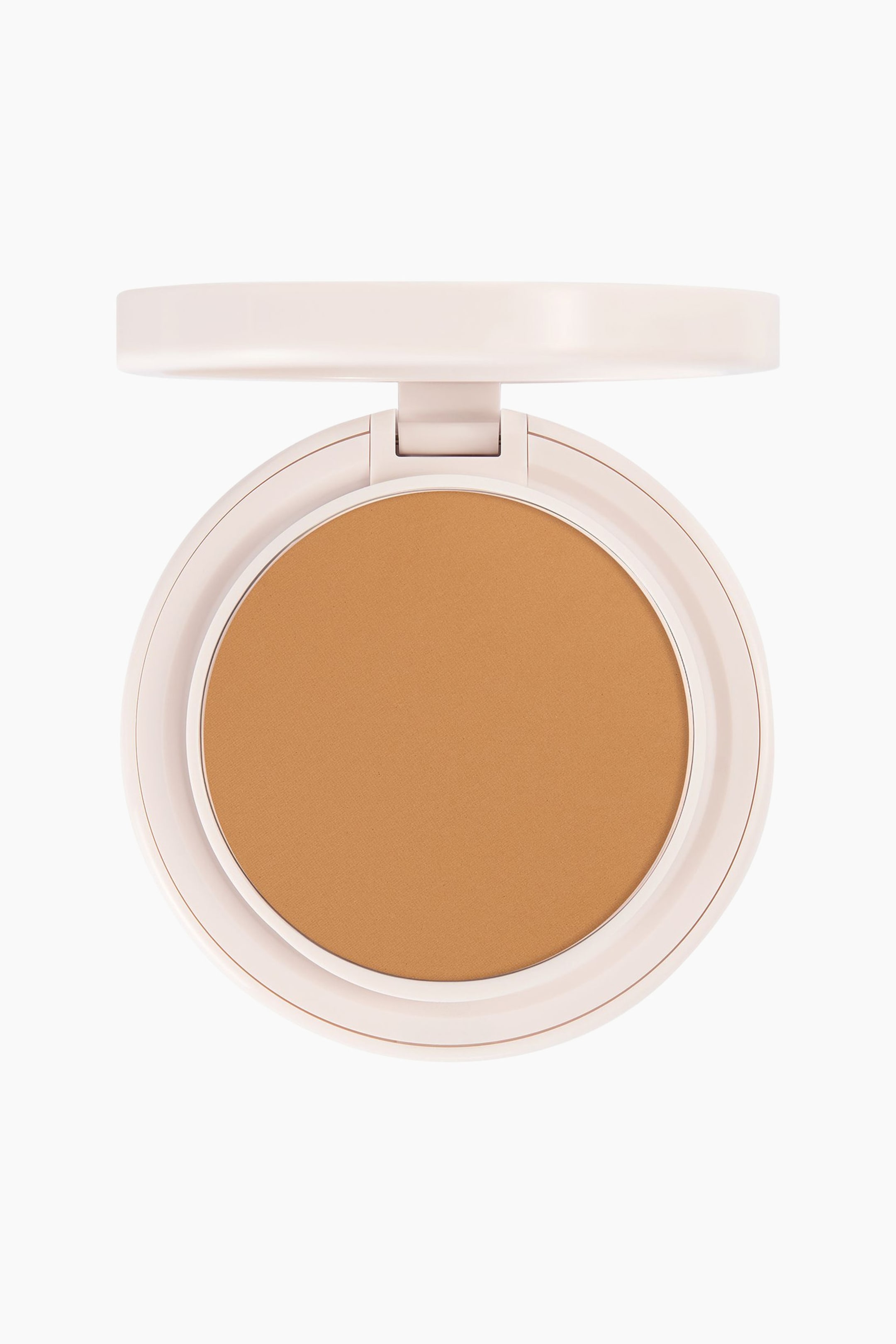 Se større billede: Natural Blur Powder Foundation vises i en åben, rund, lyserød kompakt fra et lige oppefra set perspektiv. Kompakten fremviser en cirkulær pan med glat, mat, medium-tan presset pudder.