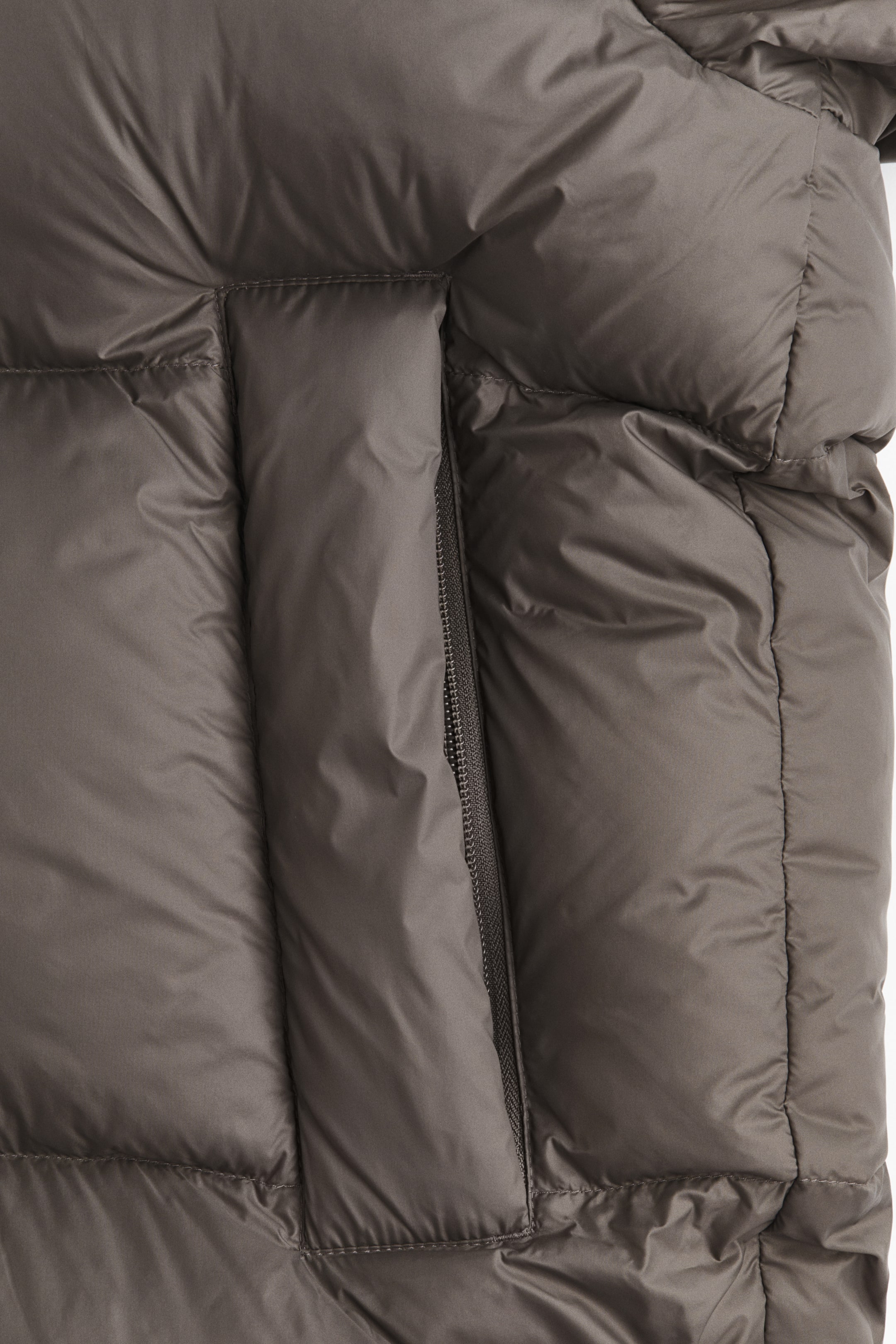 Ampliar la imagen: Chamarra puffer de plumón con gorro - Greige oscuro - Ladies | H&M MX 7