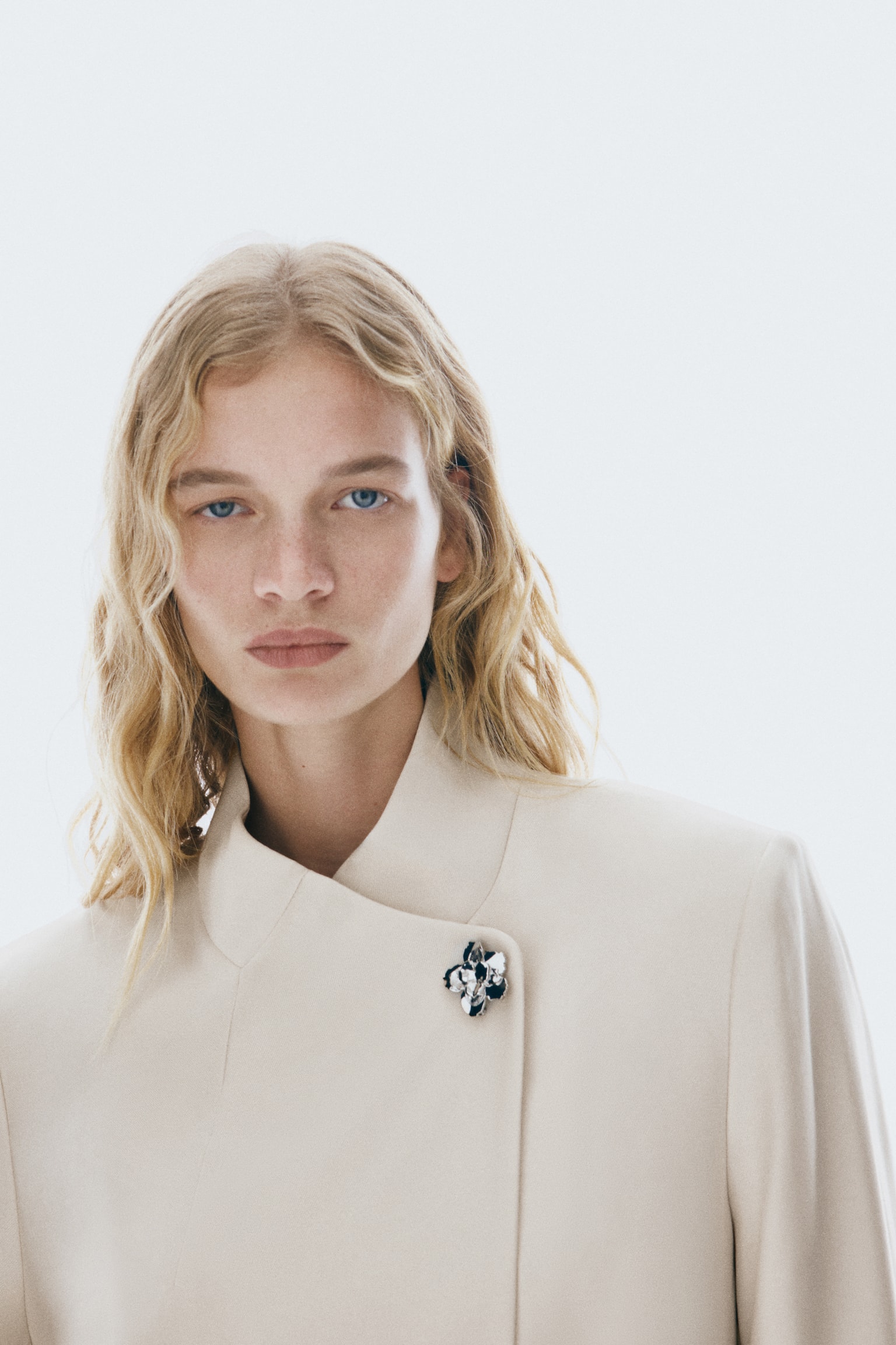 Brooch-detail wrap blazer - Light beige - 7