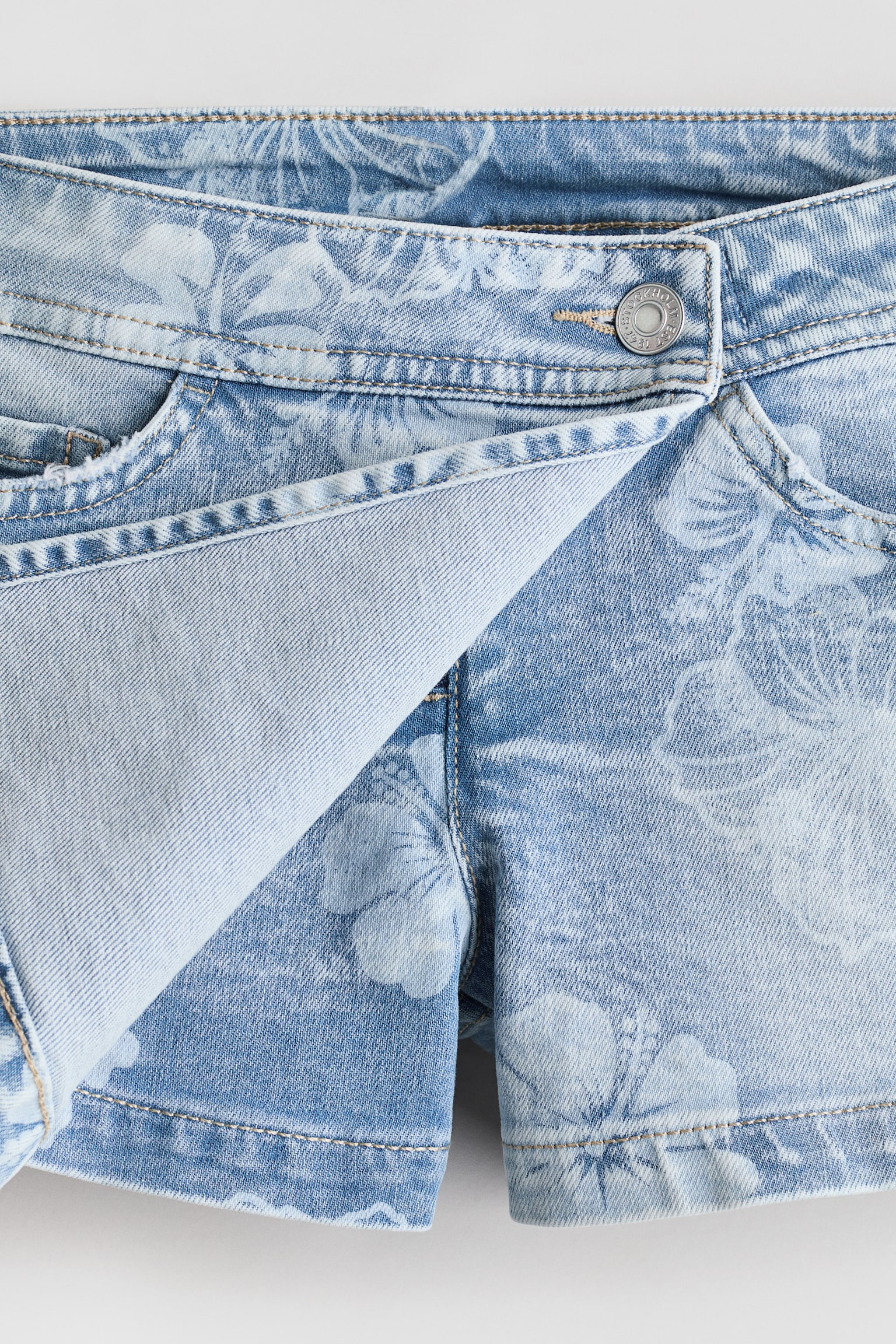 Детская юбка-шорты H&M Denim Wrap Skort, цвет: Джинсовый синий / С принтом — фото 2