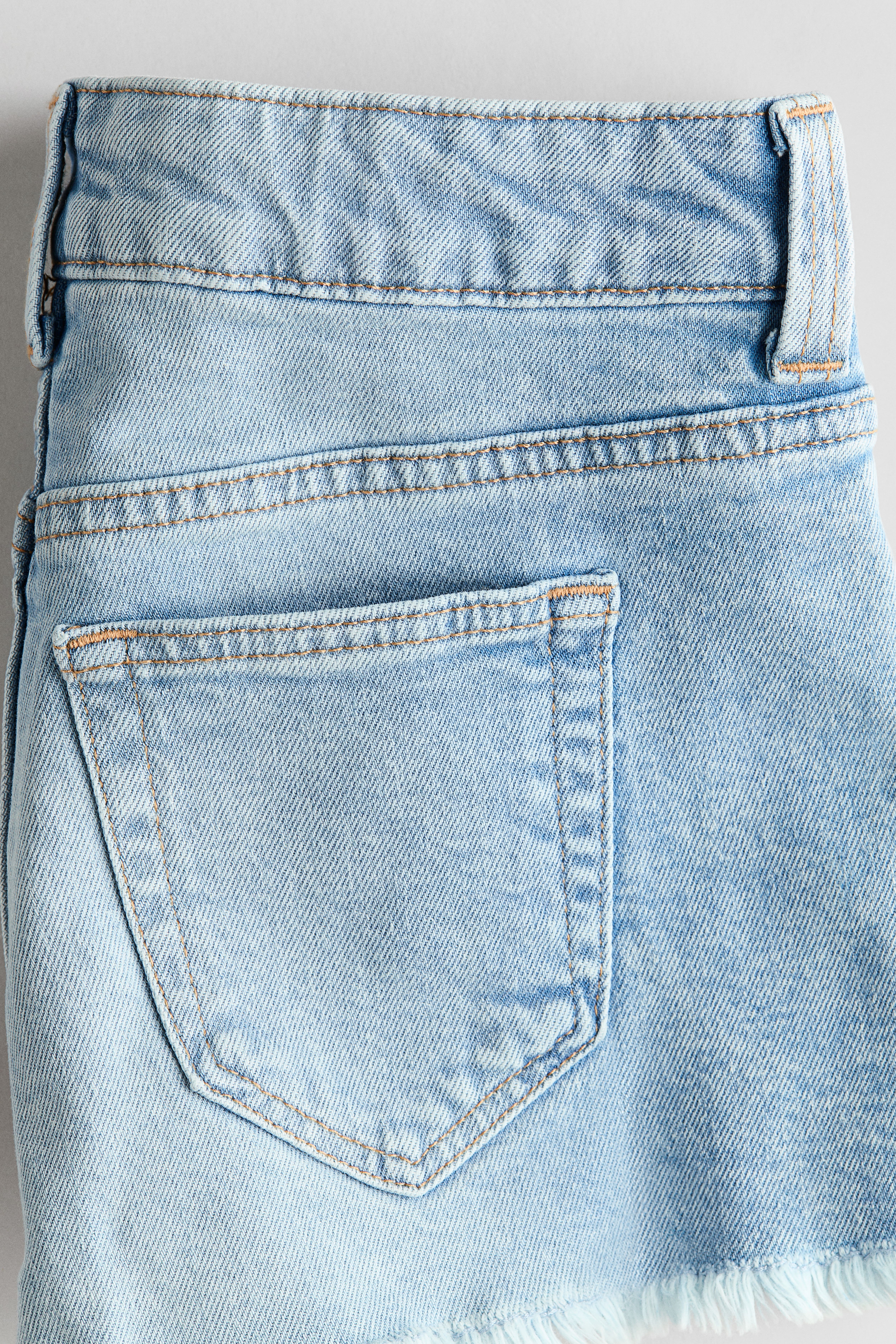 Short en denim avec détails brodés