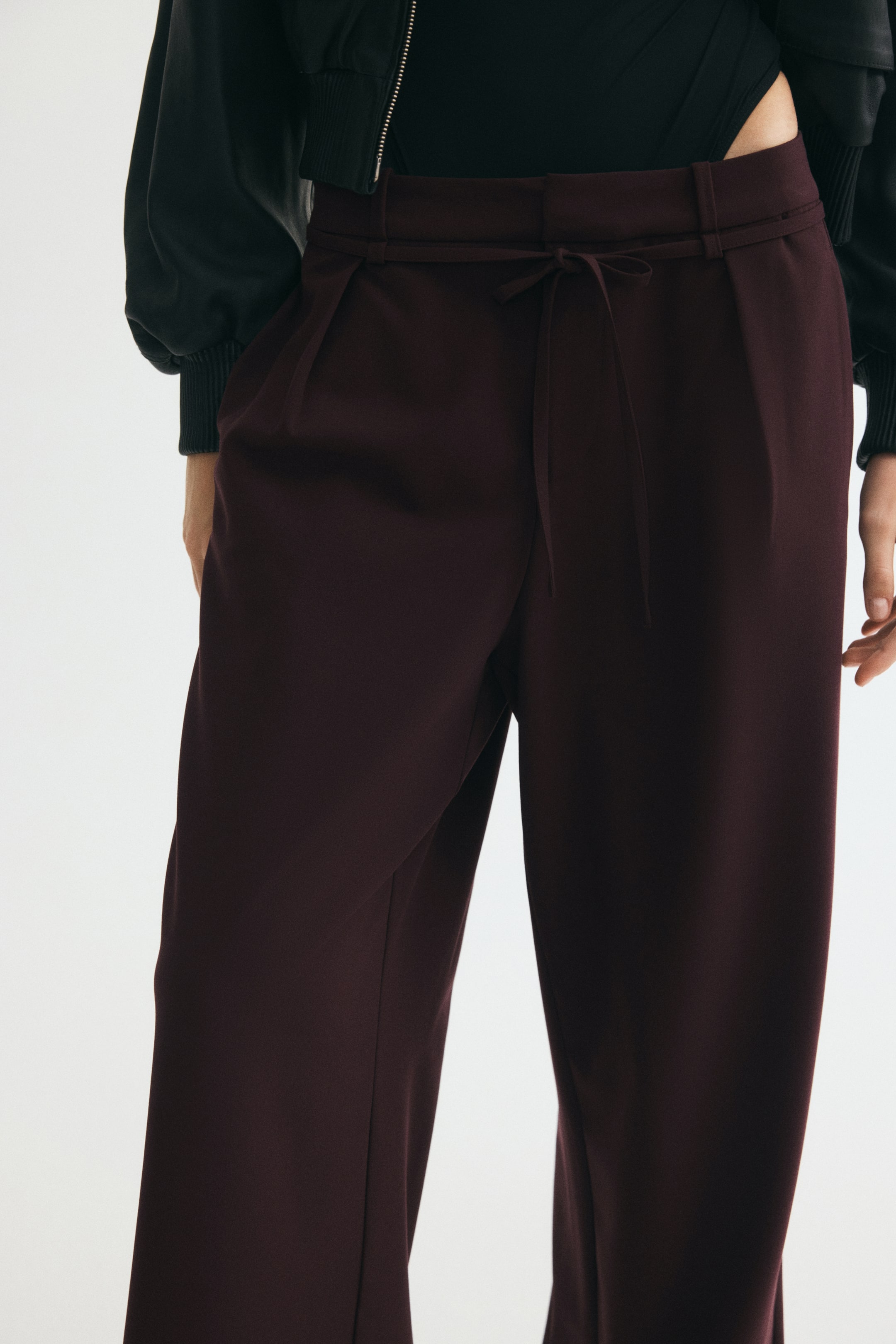 Pantalon à pinces avec ceinture nouer
