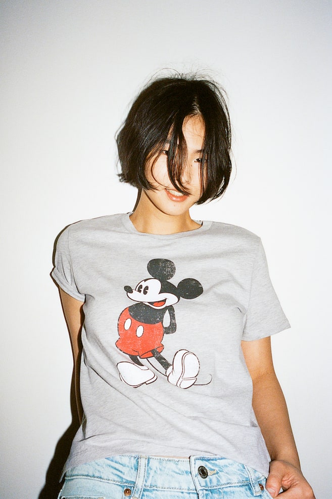 T-shirt med motiv - Lysegråmeleret/Mickey Mouse/Creme/Nirvana/Mørkegrå/Nirvana/Creme/The Rolling Stones/Hvid/AC/DC/Mørkegrå/Nirvana/Mørkegrå/Mickey Mouse - 1