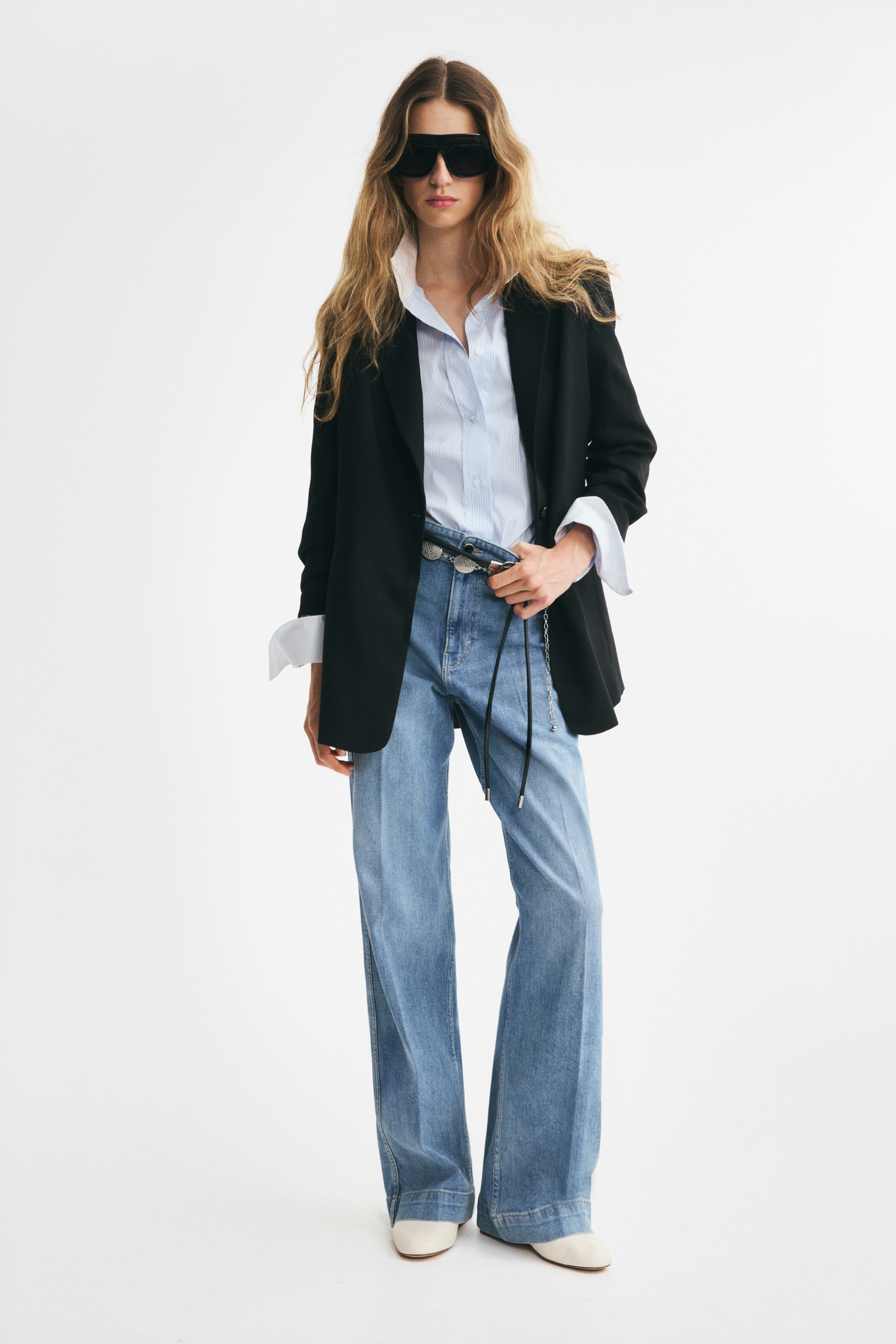 Gathered-sleeve blazerModel
