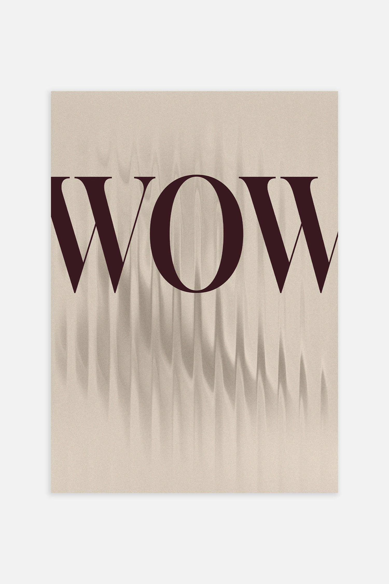 Uma impressÃ£o artÃ­stica emoldurada estÃ¡ pendurada numa parede, apresentando a palavra "WOW" numa fonte serifada, grossa e em tom borgonha escuro, sobre um fundo cinzento-claro com efeitos verticais de desfoque de movimento. A obra de arte estÃ¡ enquadrada por uma moldura retangular preta, fina.