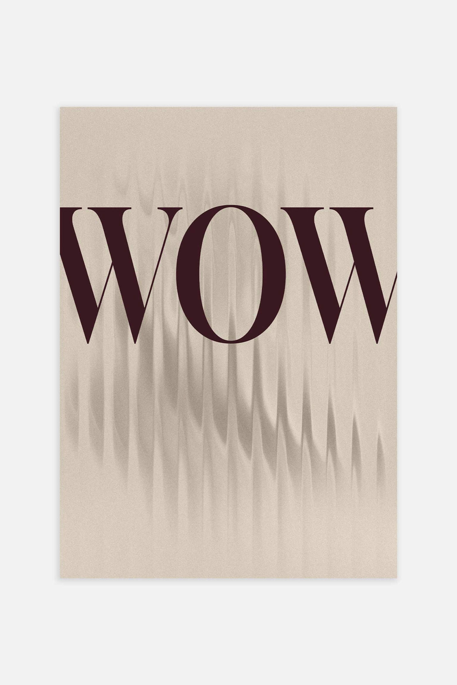 Uma impressÃ£o artÃ­stica retangular apresenta a palavra "WOW" numa tipografia serifada arrojada, em castanho-escuro. O texto estÃ¡ sobreposto a um fundo bege-claro e granuloso, com distorÃ§Ãµes verticais ondulantes a correr pelo centro. - 1