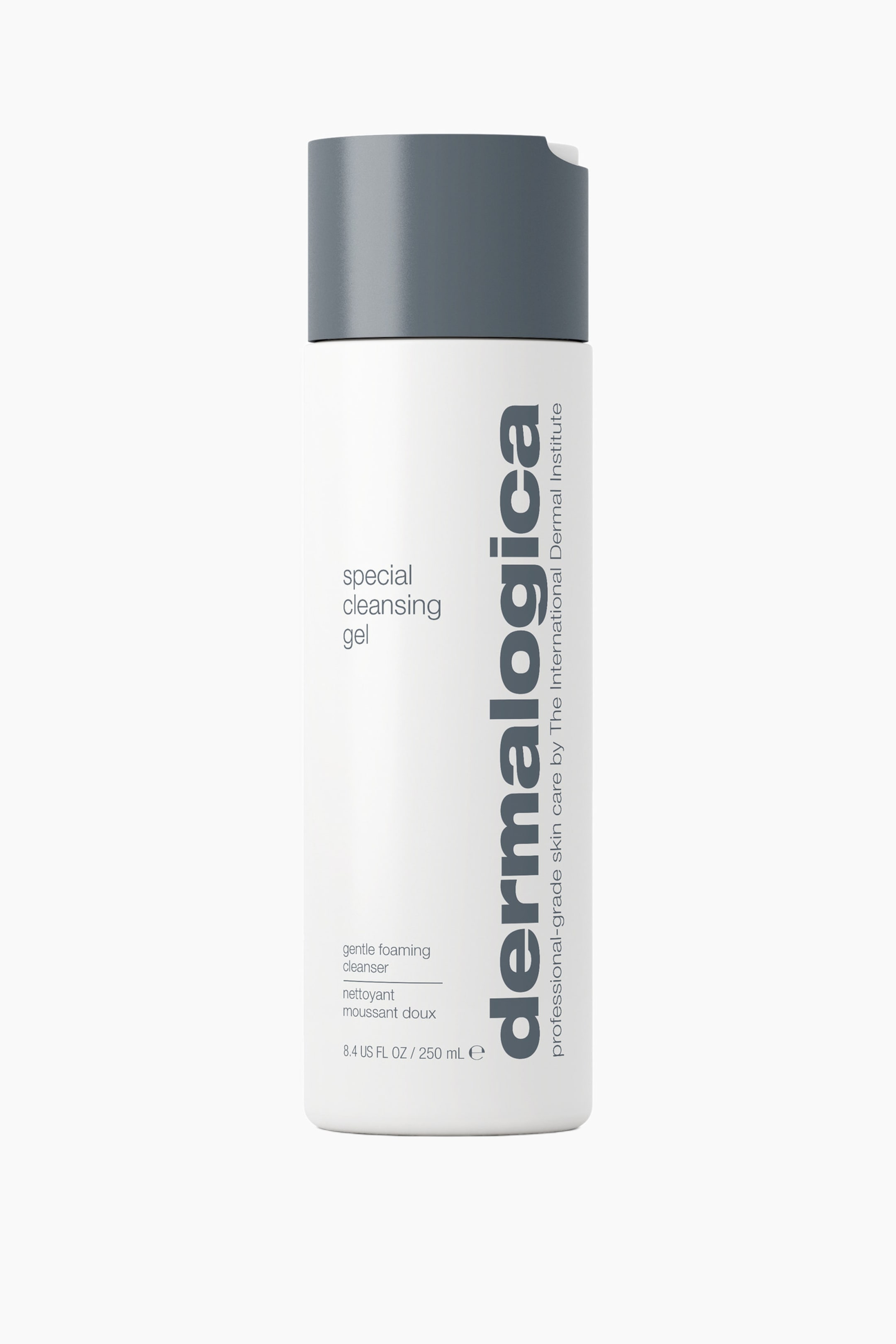 Visa större bild: En vit, cylindrisk flaska med Dermalogica Special Cleansing Gel står upprätt i frontvy och har ett mörkgrått cylindriskt lock. Framsidan av flaskan visar vertikal grå branding tillsammans med produktdetaljer, inklusive texten ”special cleansing gel” och ”gentle foaming cleanser”.