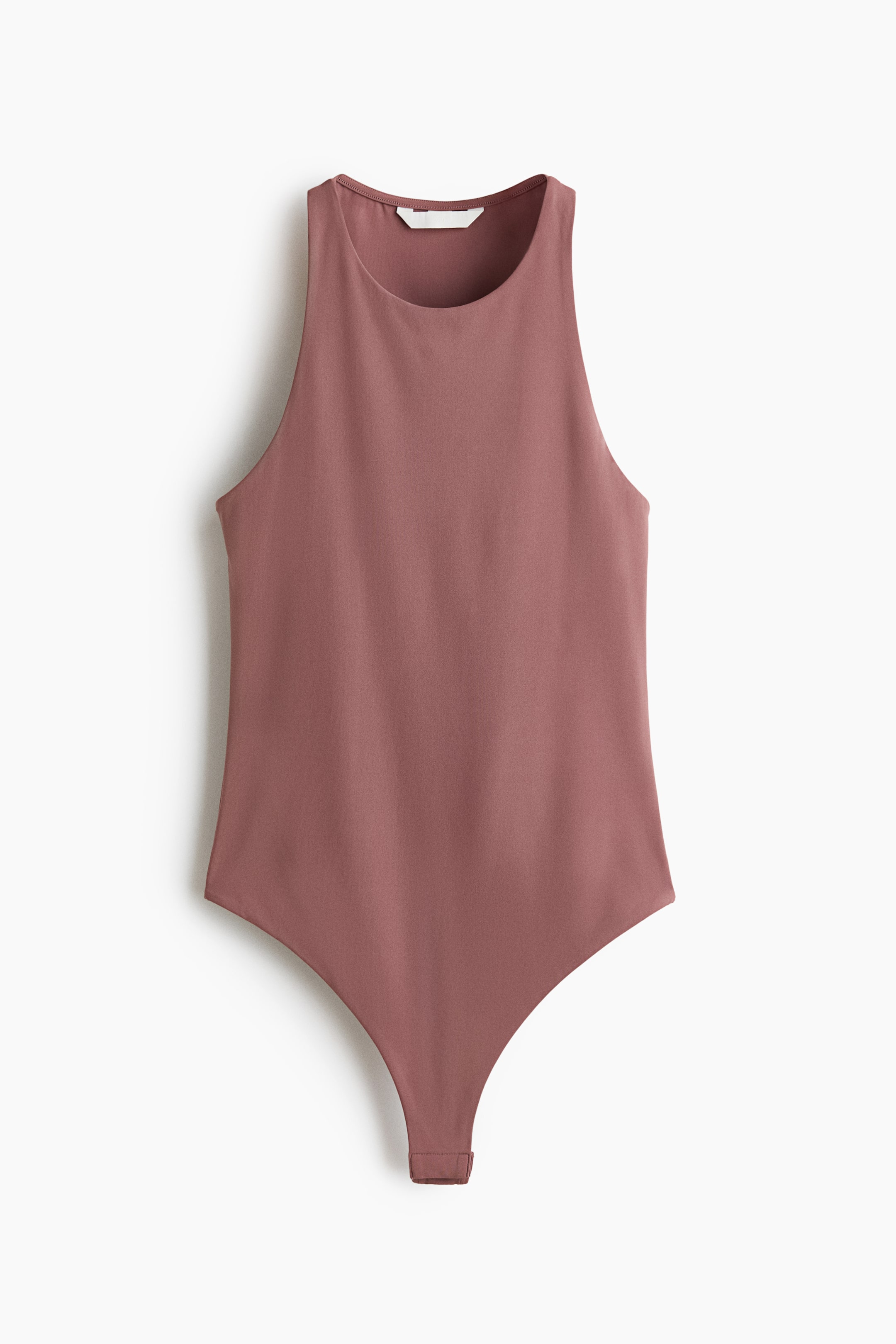 Ver imagen más grande: Un body sin mangas en color rosa empolvado se muestra desde el frente, con un escote redondo, sisas altas y una parte inferior estilo tanga con cierres a presión.