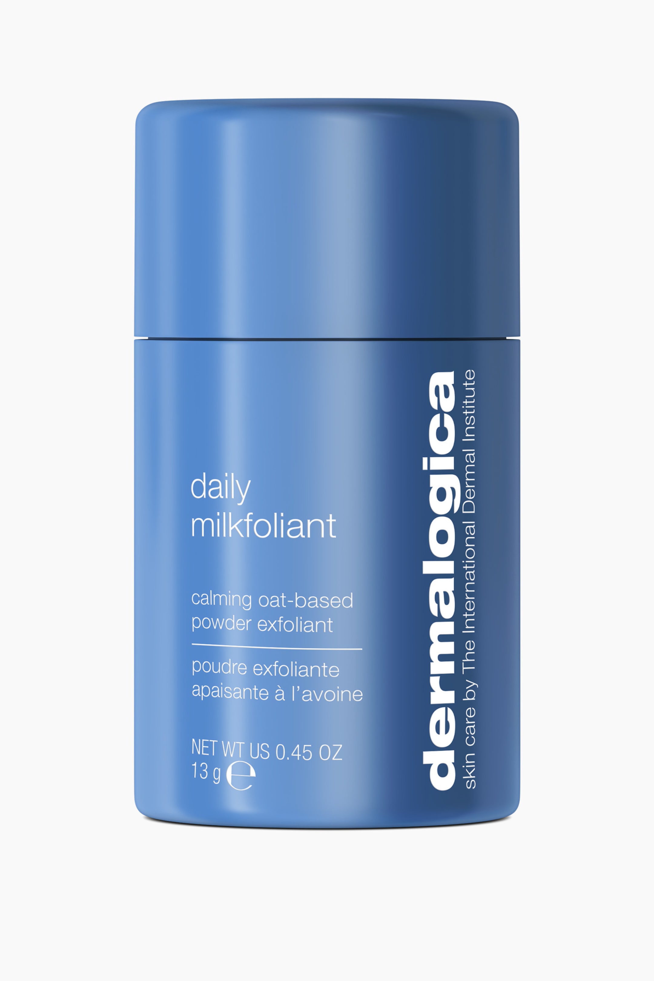 Visa större bild: Dermalogica Daily Milkfoliant står upprätt och vänd framåt, och visar en cylindrisk matt blå behållare med ett matchande lock. På framsidan av flaskan finns vit tryckt text som lyder ”daily milkfoliant” och ”calming oat-based powder exfoliant”, medan varumärket ”dermalogica” löper vertikalt längs högra sidan.