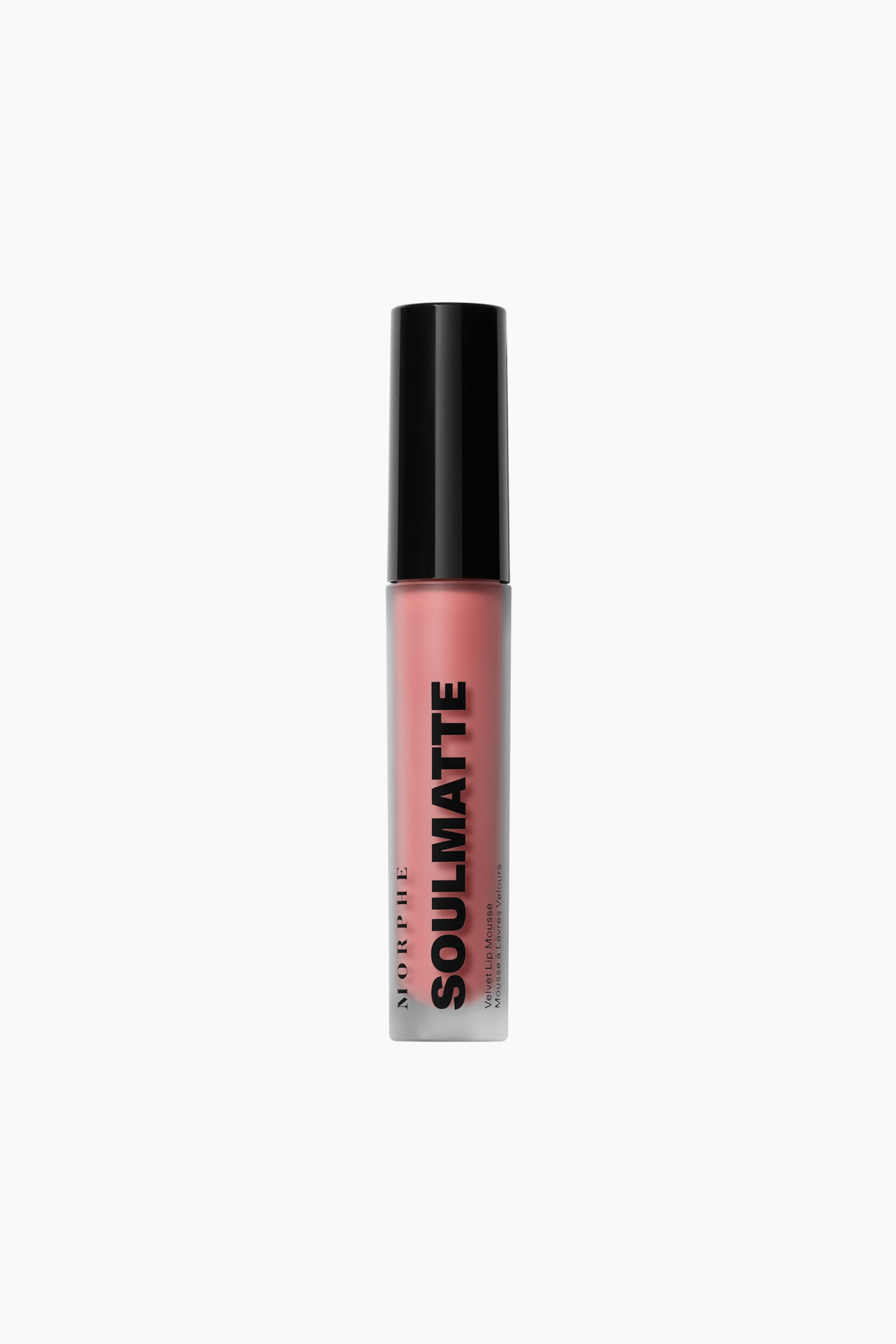 Visa större bild: En cylindrisk Morphe Soulmatte flytande läppmousse står upprätt, med en frostad persikorosa kropp och ett svart lock. "MORPHE SOULMATTE" är tryckt vertikalt med svarta bokstäver på framsidan av tuben.