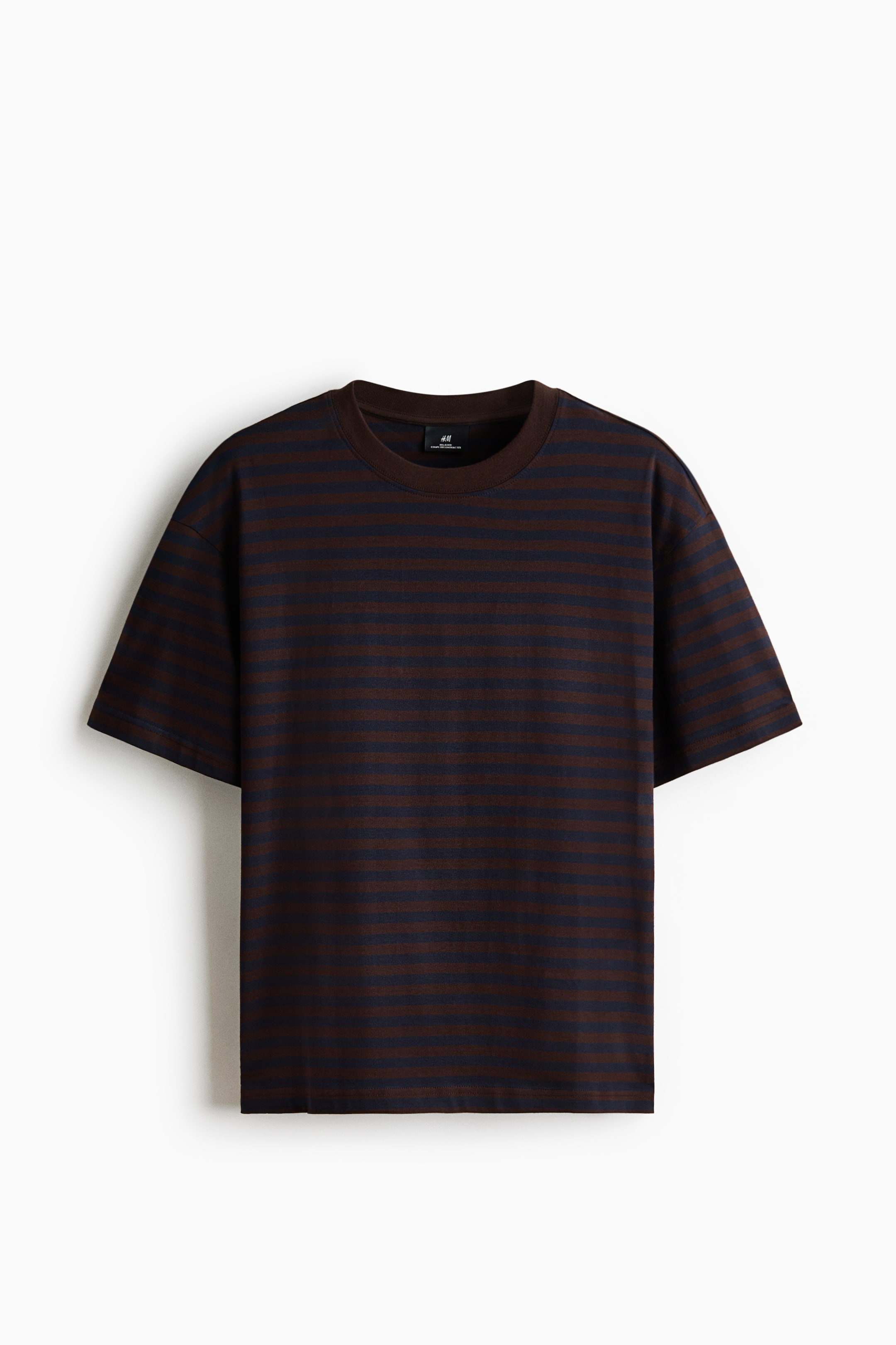 Voir une image plus grande: Un t-shirt présenté de face, avec des rayures horizontales brun foncé et bleu foncé sur un jersey de coton de poids moyen. Il est conçu avec un col rond fini de bord-côte, des épaules tombantes et un ourlet droit, créant une silhouette décontractée.