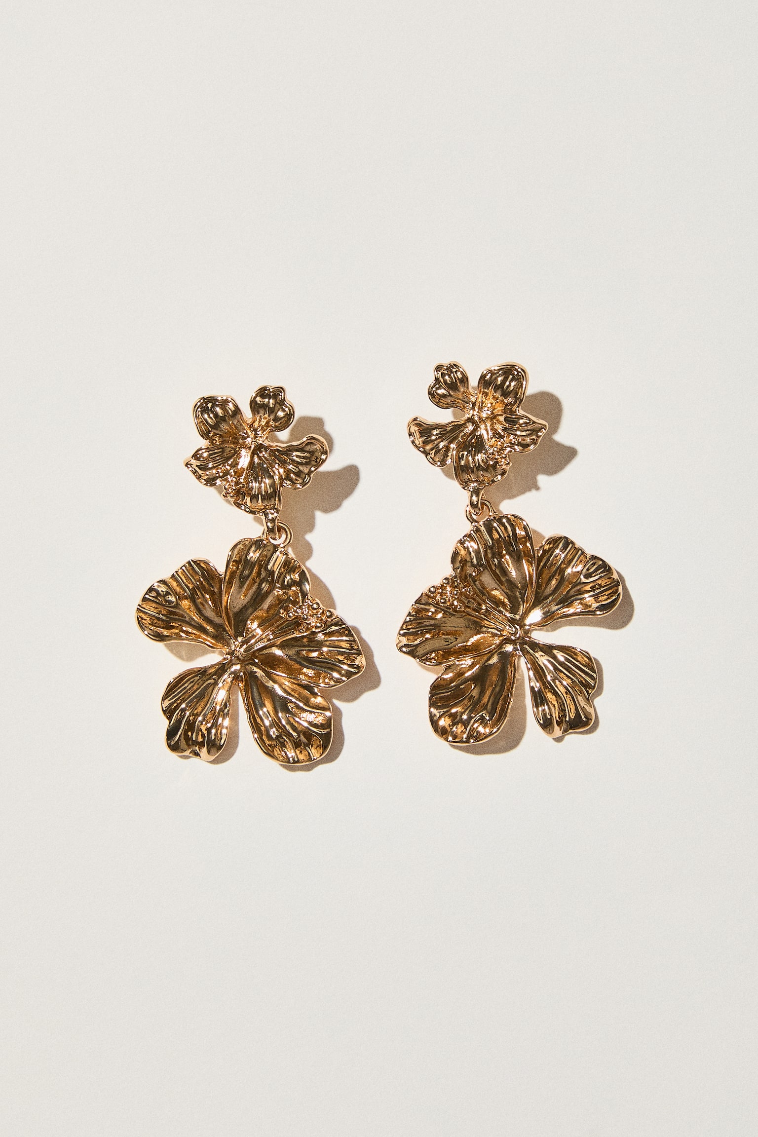 Flower-shaped pendant earrings - Gold-coloured - 1