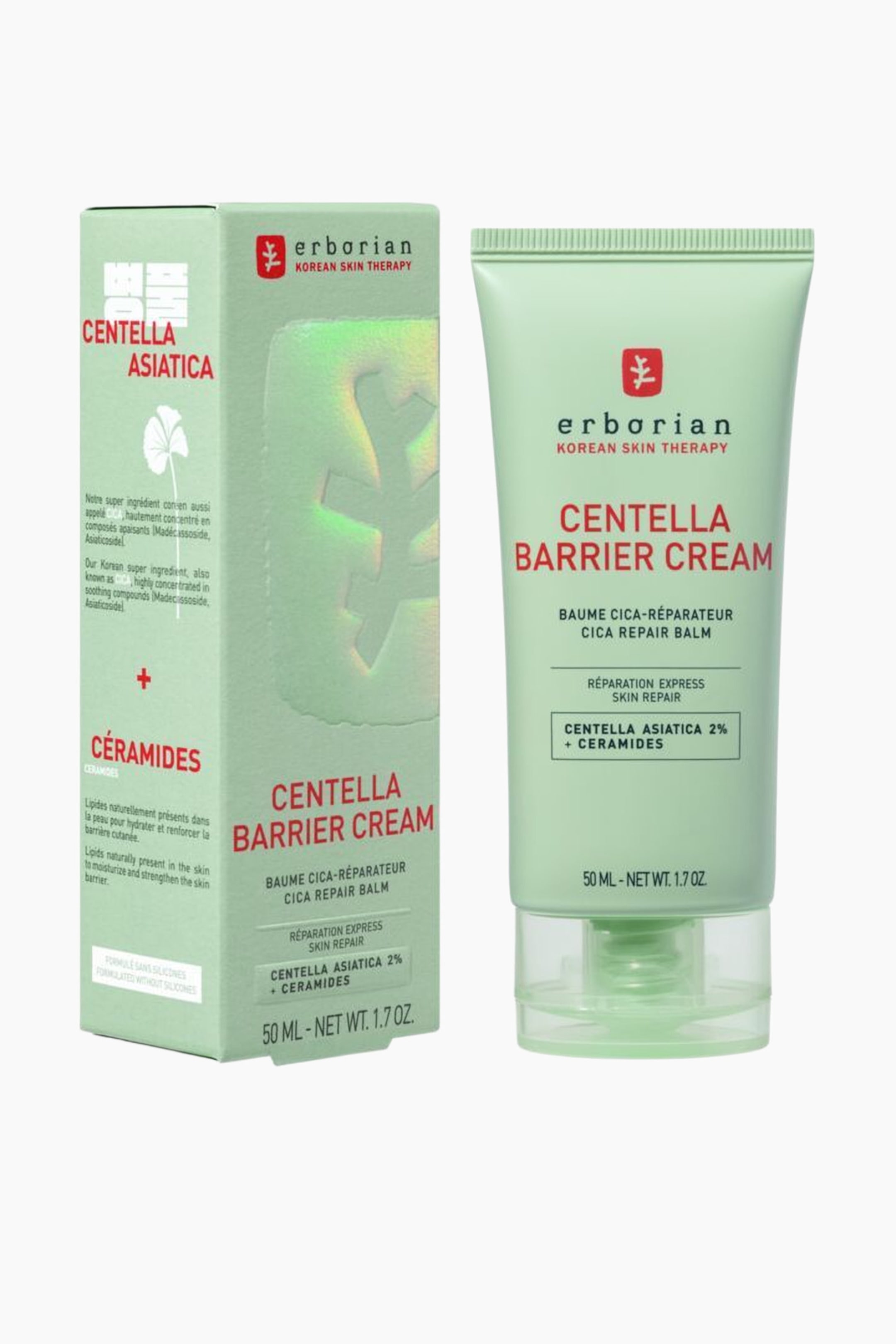 Se større billede: En lysegrøn Erborian Centella Barrier Cream æske og en matchende tube står side om side. Æsken vender fremad og er let vinklet til højre, hvilket viser 'Centella Barrier Cream' i rød tekst og et holografisk bladmotiv, mens tuben, der også vender fremad, har en lysegrøn krop med en gennemsigtig pumpe dispenser base, hvor 'Centella Barrier Cream' står i rød tekst sammen med andre produktdetaljer.