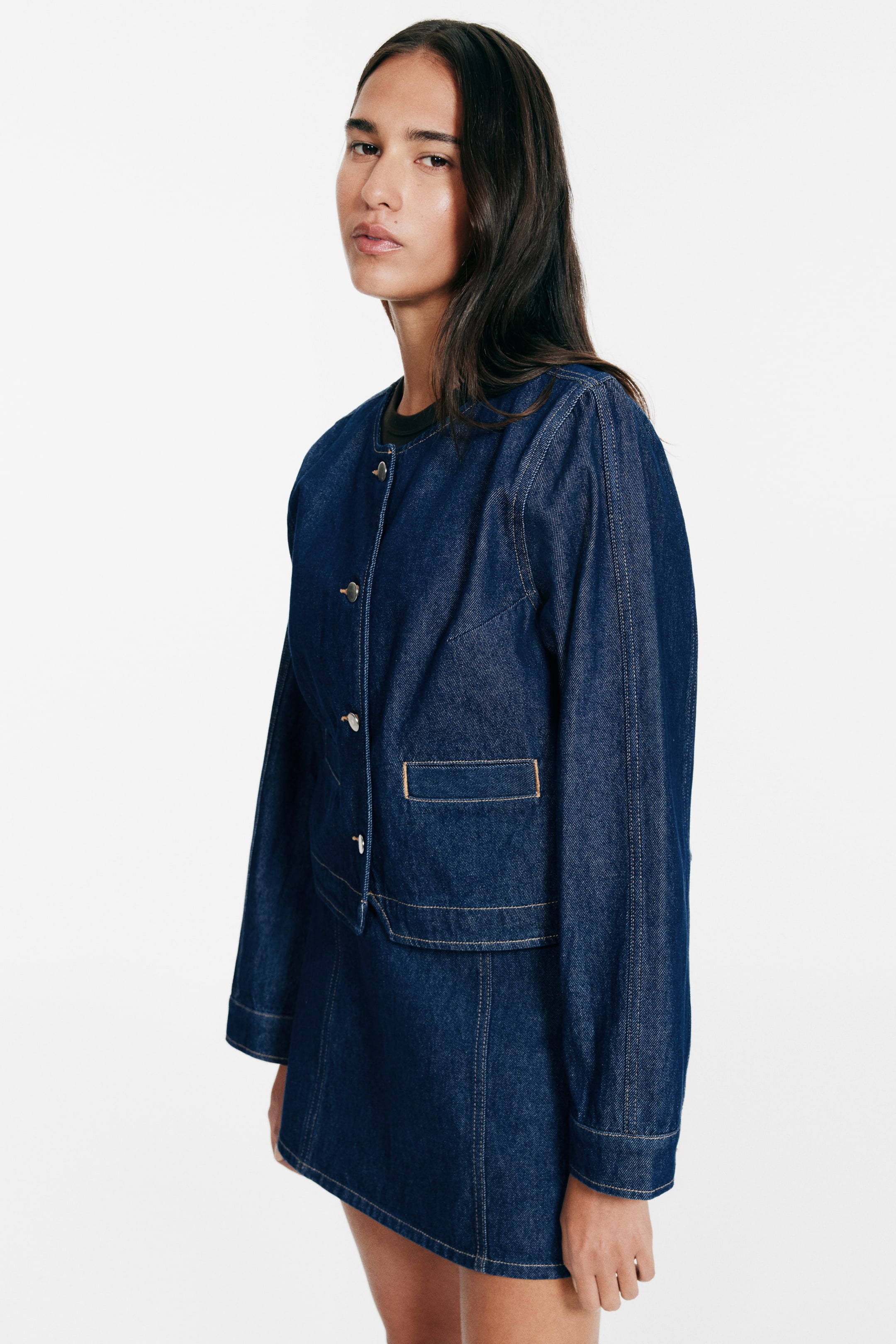 Zobraziť väčší obrázok: Collarless denim jacket - Tmavá džínsovomodrá - ŽENY | H&M SK 2