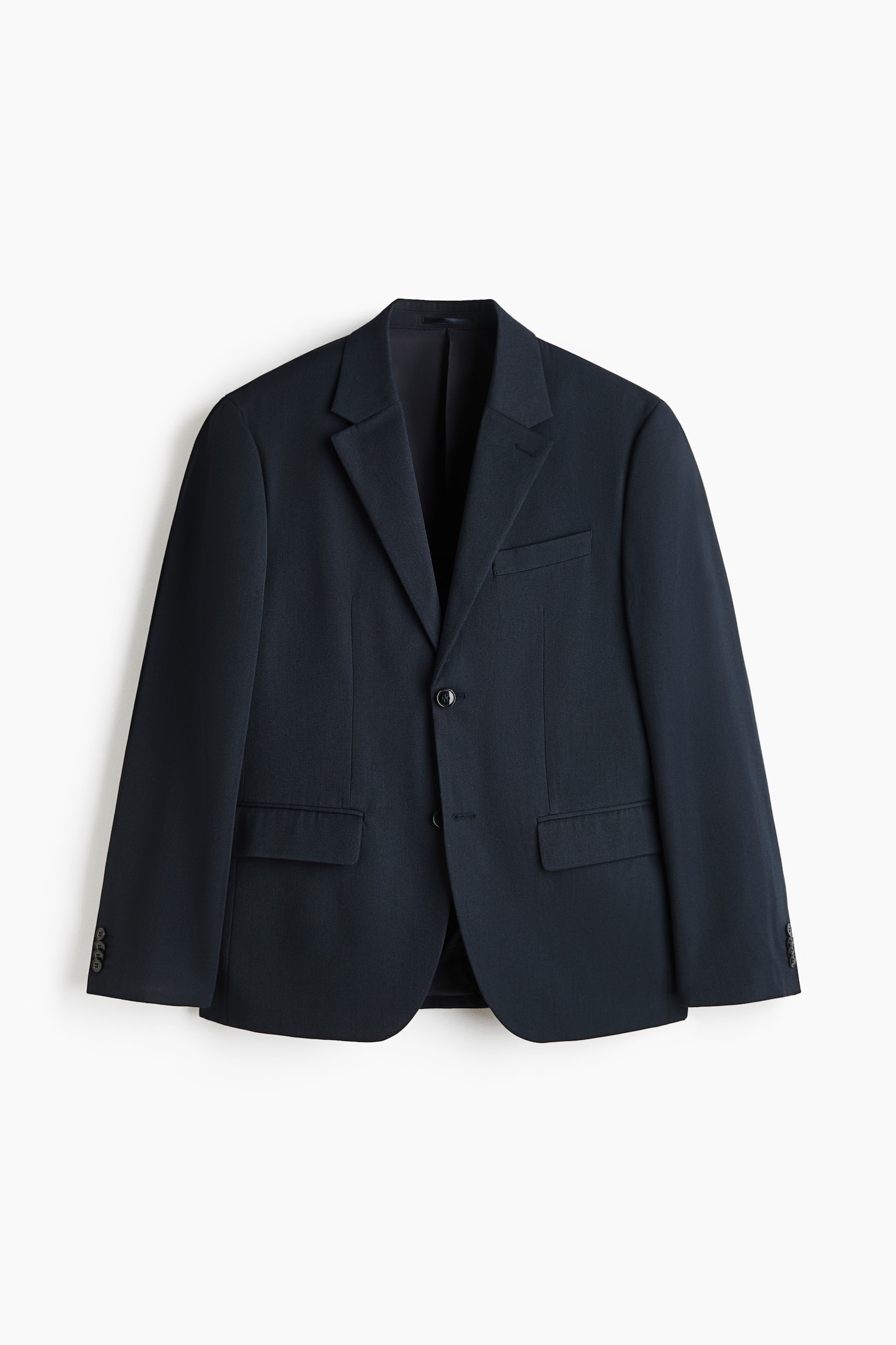 Ön kısmını sergileyen koyu mavi bir blazer, yaka kısmında çentikli lapel, iki düğmeli kapanış ve göğüs kısmında bir cep detayı bulunmaktadır. Ayrıca kalça kısmında iki kapaklı cep ve her manşette dört dekoratif düğme yer almaktadır. - 1