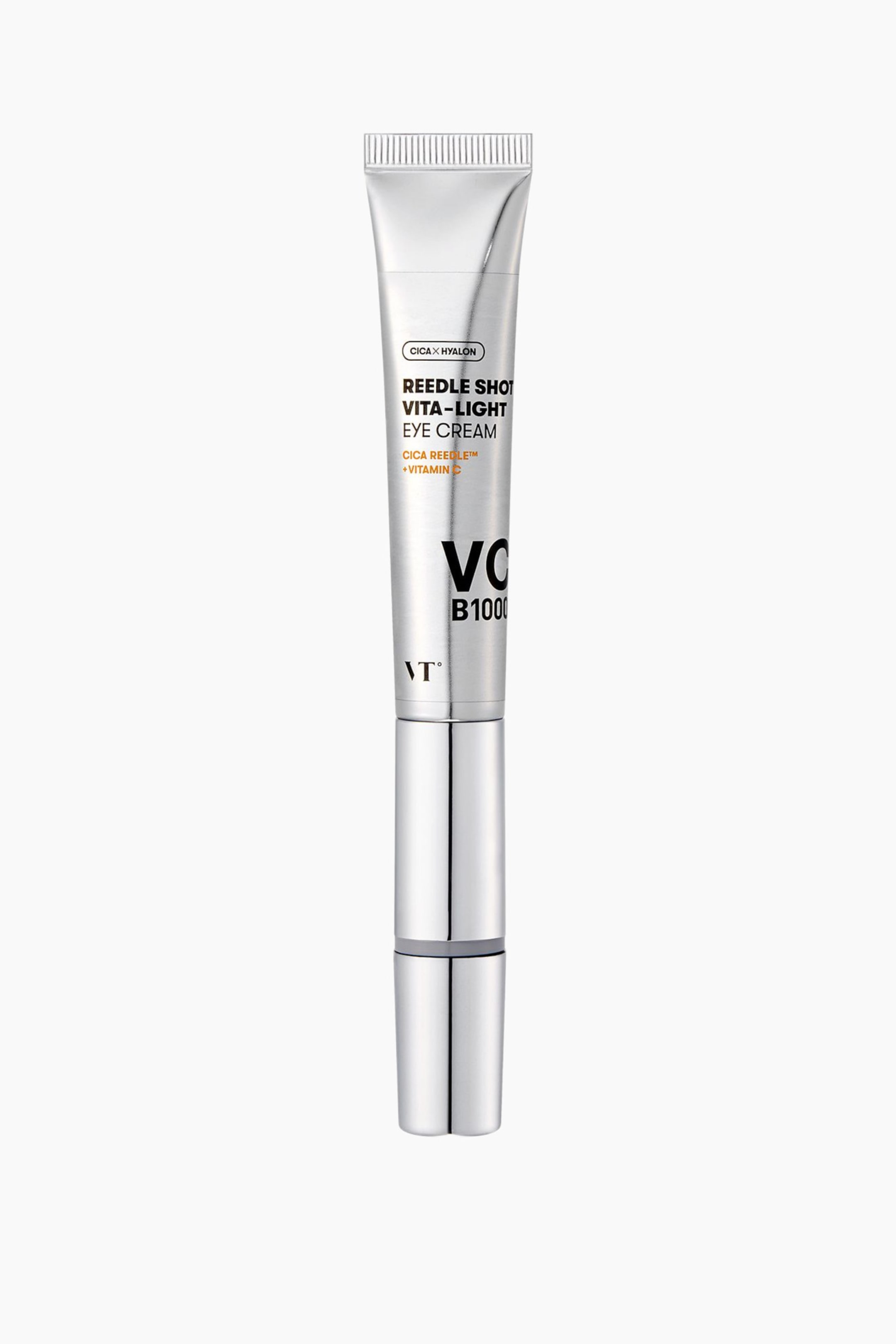 Näytä suurempi kuva: Hopeinen metallinen VT Reedle Shot Vita-Light Eye Cream -tuubi on pystyasennossa suoraan edestä kuvattuna, ja siinä on puristettu yläosa sekä pitkä, sylinterimäinen hopeinen korkki. Tuubissa on mustaa ja oranssia tekstiä, mukaan lukien "REEDLE SHOT VITA-LIGHT EYE CREAM" ja "VC B1000", sen heijastavaa pintaa vasten.