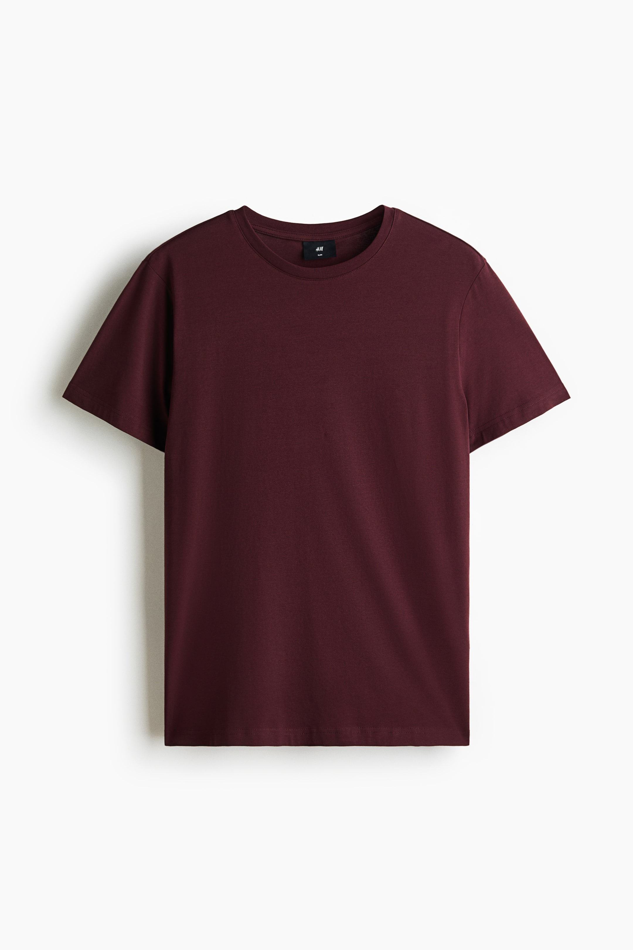 Voir une image plus grande: Un t-shirt bordeaux est posé à plat, face vers l’avant. Il présente un col rond, des manches courtes, un ourlet droit et une étiquette de marque noire visible à l’intérieur du col, au dos.