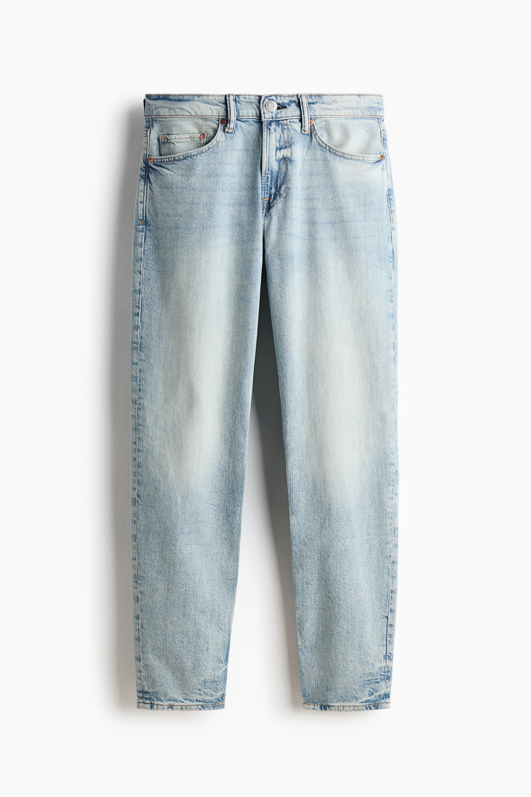 Größeres Bild ansehen: Hellblaue, gewaschene Denim-Jeans liegen flach und zeigen nach vorne. Sie verfügen über einen Knopf- und Reißverschluss, Vordertaschen einschließlich einer Münztasche und ein verblasstes Aussehen an Oberschenkeln und Beinen.
