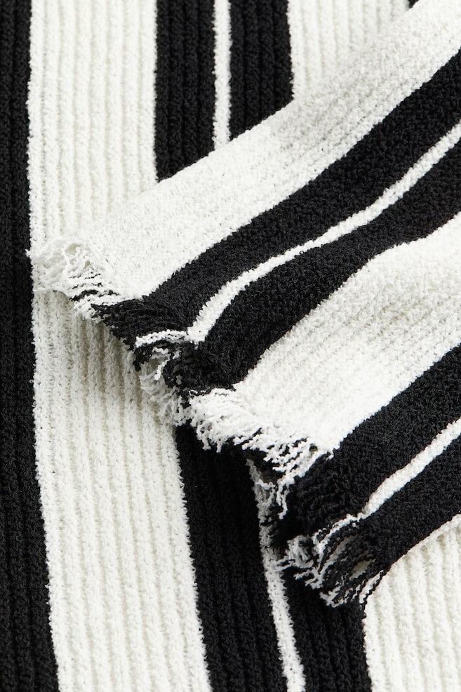 Sweter oversize - Biały/Czarne paski - 3