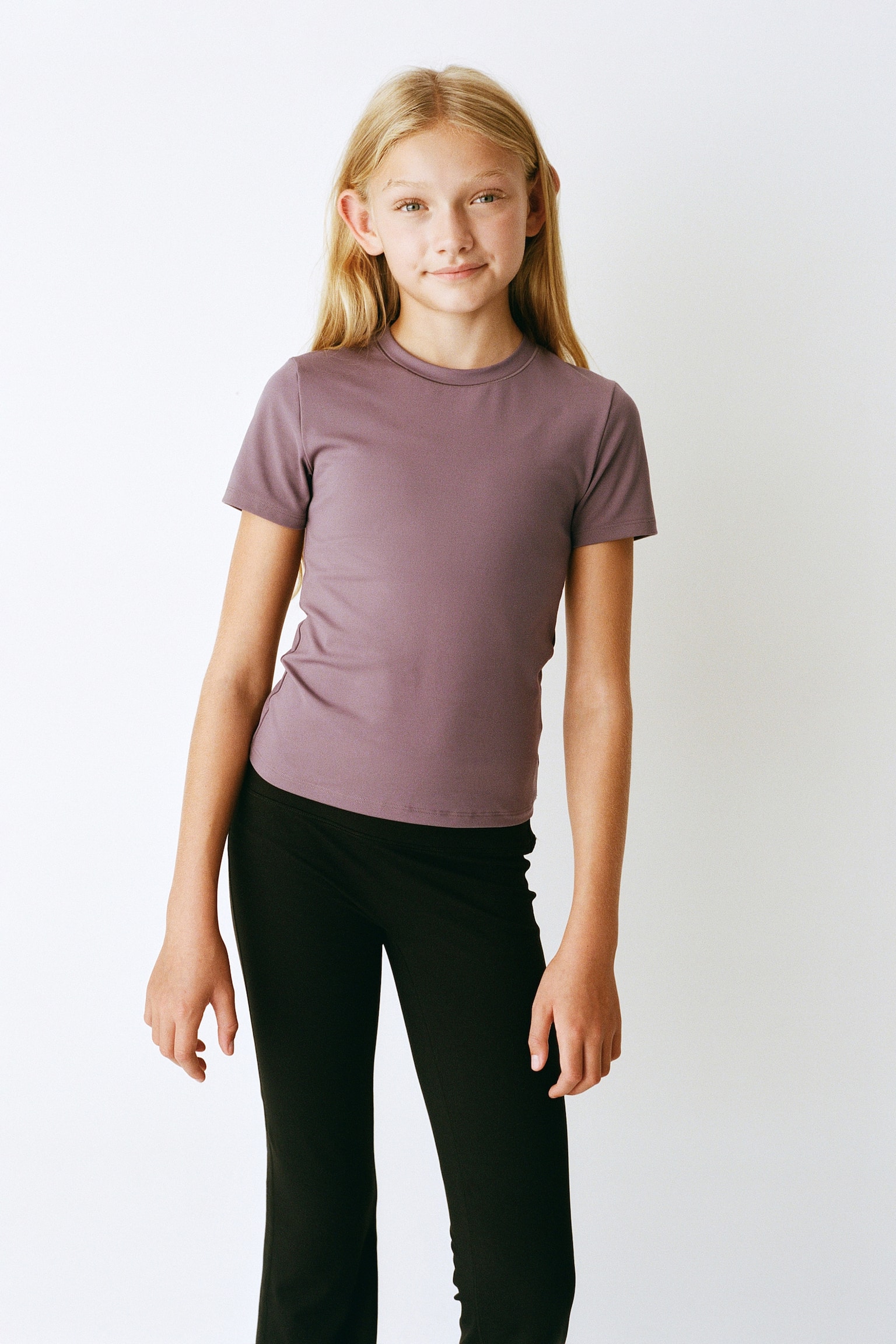 Детская футболка H&M Move Slim-Fit Sports with SoftMove™, цвет: Пыльный фиолетовый — фото 2