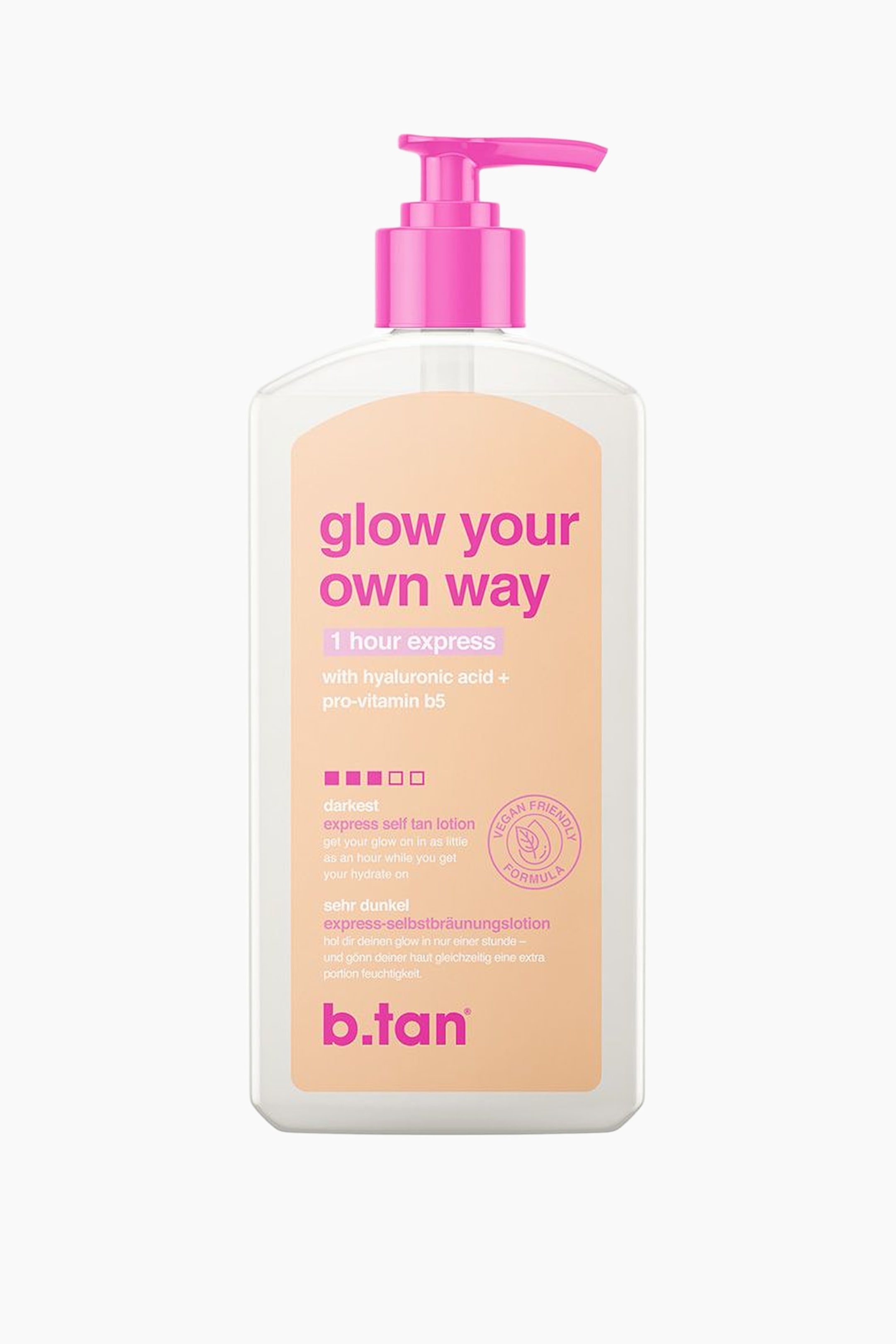Visa större bild: En klar, rektangulär flaska med b.tan brun-utan-sol lotion står upprätt, med en ljusrosa pumpdispenser. Dess orange-persikofärgade etikett visar texten "glow your own way," "1 hour express," och en logotyp för "veganvänlig formula".
