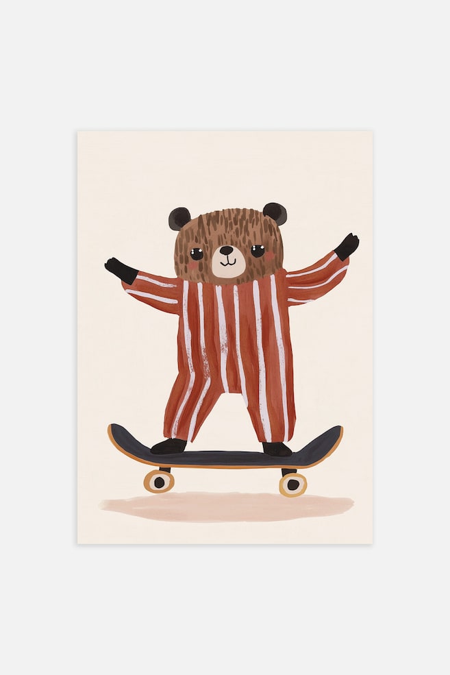 Une impression artistique met en valeur une illustration peinte dâun ours brun stylisé portant une combinaison rayée rouge et blanche, tout en faisant du skateboard. Lâours se tient debout, les bras écartés, sur un fond uni de couleur crème claire. - 1