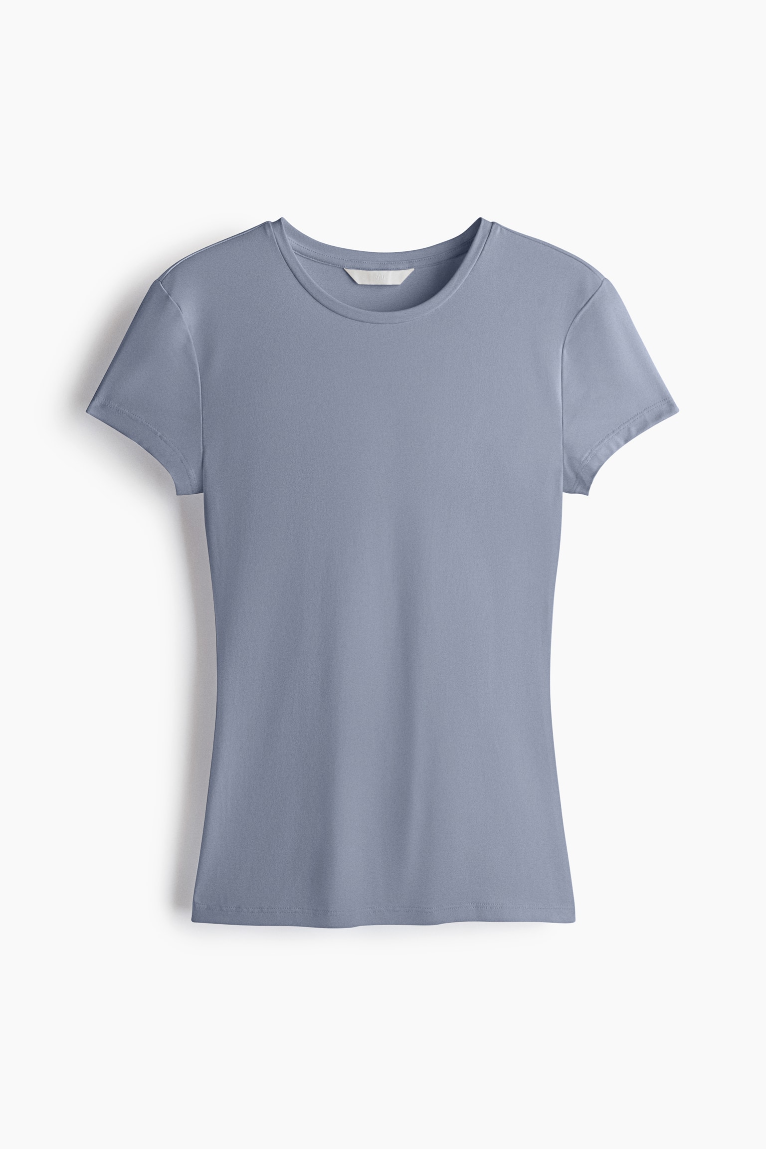 Un t-shirt ajusté en microfibre est présenté de face, affichant une couleur bleu ardoise atténuée et une texture lisse. Le t-shirt présente une bordure étroite autour de son encolure ras du cou, des manches courtes et une silhouette ajustée.