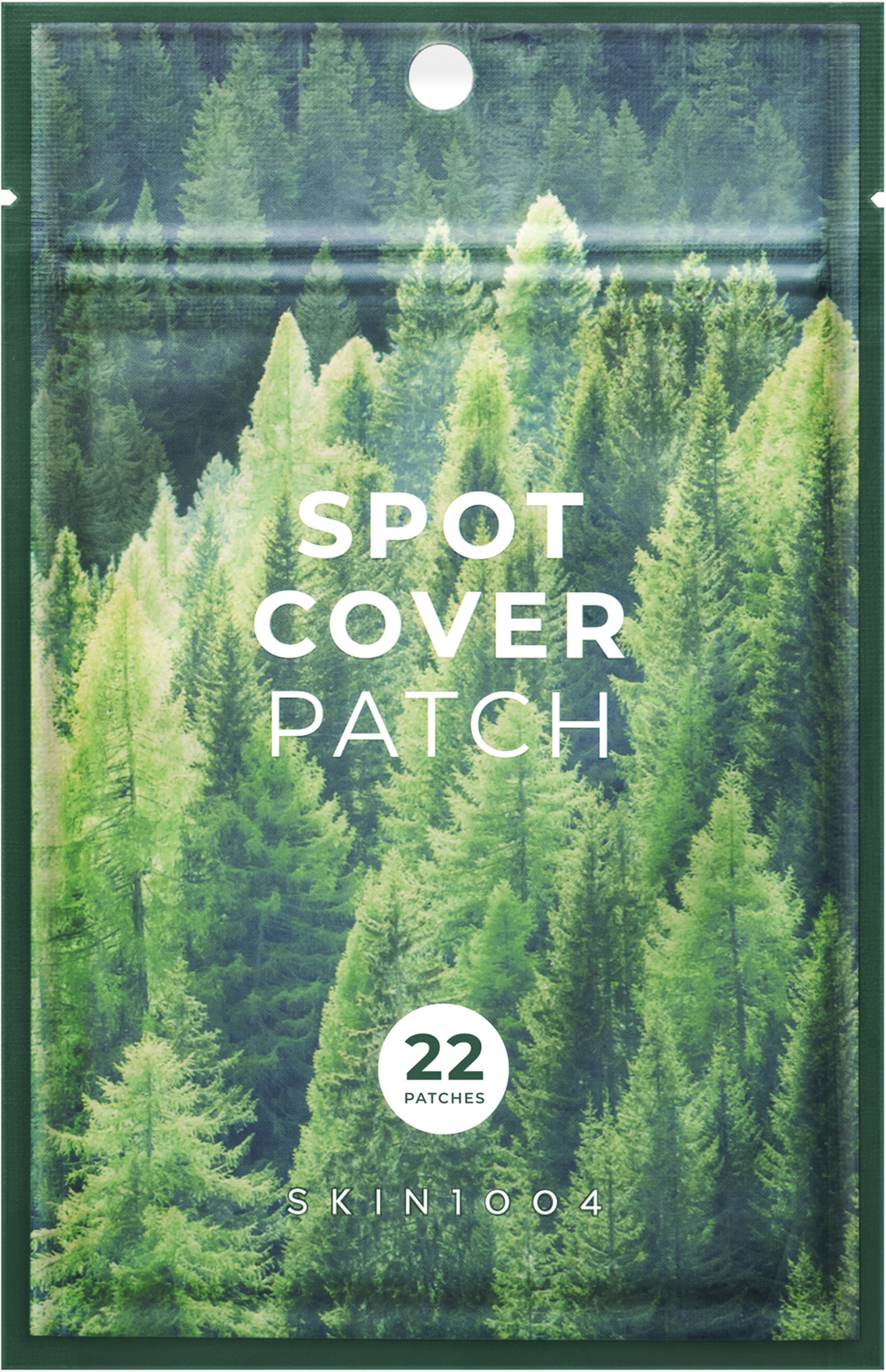 Visa större bild: En rektangulär, framåtvänd produktpåse för punktplåster har en design med täta gröna tallar. Påsen visar "SPOT COVER PATCH" i vit text, med en cirkulär vit märkesinsignia som anger "22 PATCHES", och "SKIN1004" är synligt längst ner. Ett cirkulärt hål för upphängning finns högst upp.
