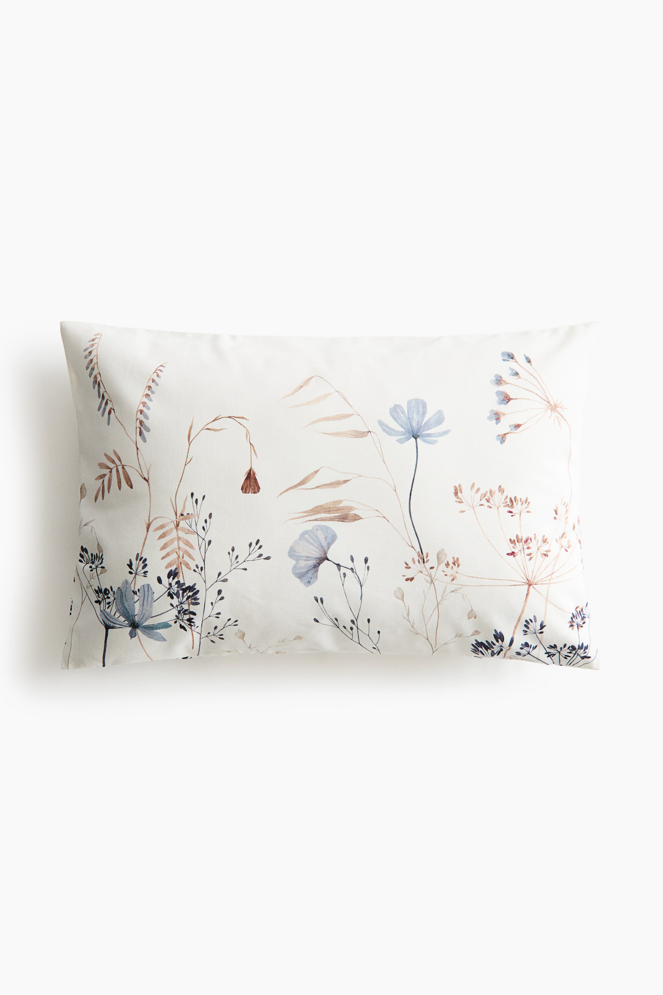 Grotere afbeelding bekijken: Een rechthoekig kussen toont een botanische print op een licht gebroken witte achtergrond. De print bevat delicate stengels, bladeren en bloemen in zachte tinten van blauw, bruin en donkerpaars over het vooroppervlak.